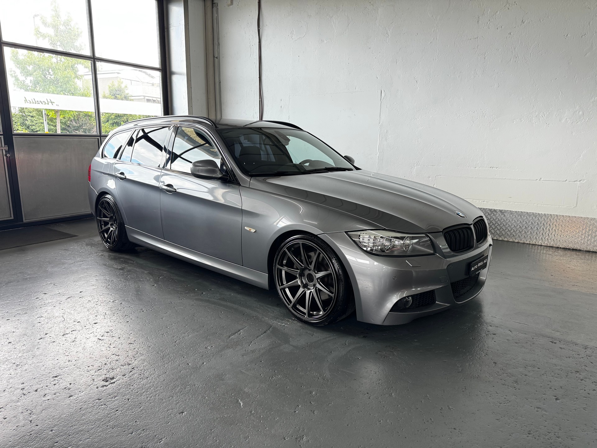 BMW 330d xDrive Touring Steptronic-image-1