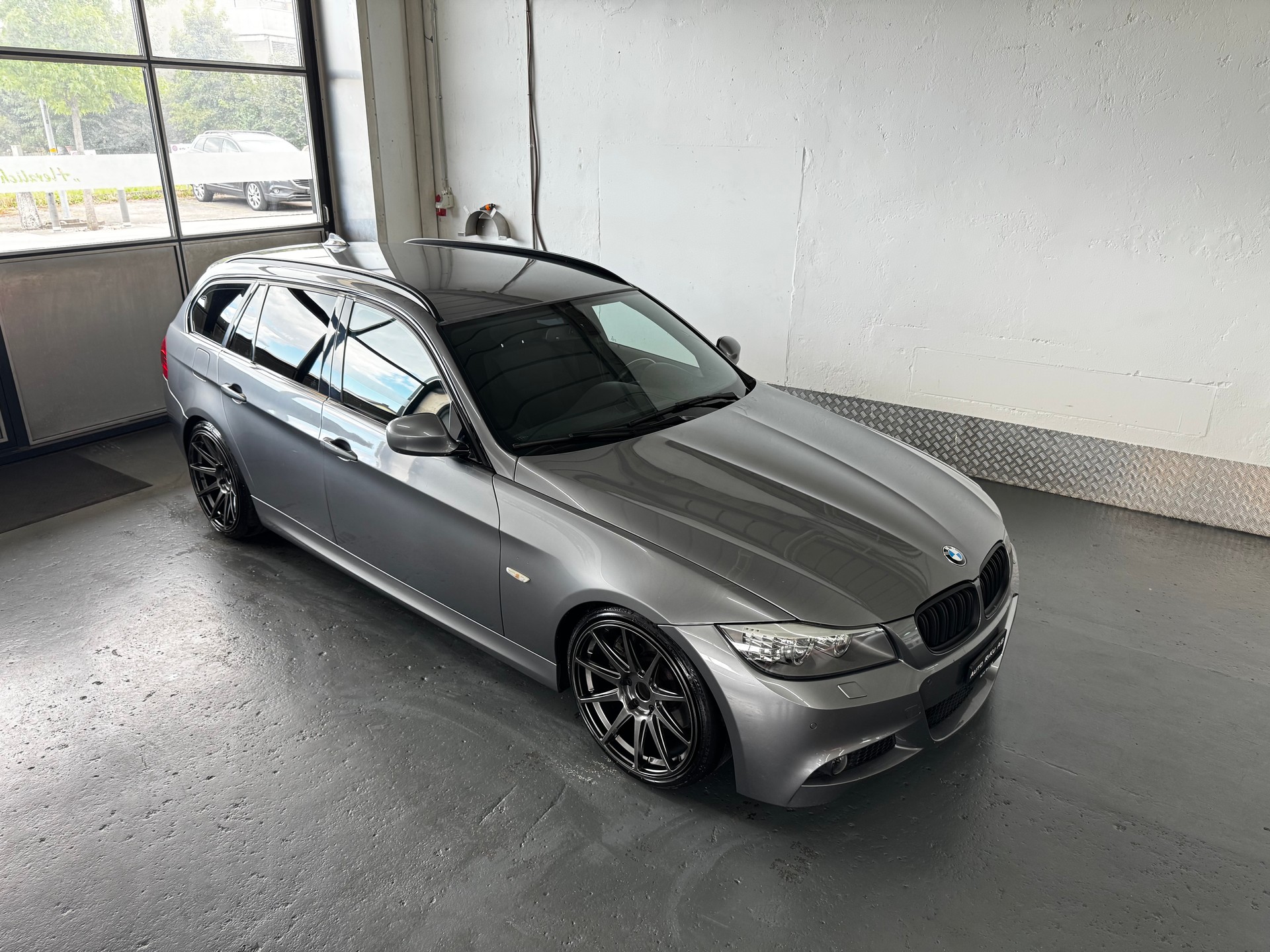 BMW 330d xDrive Touring Steptronic-image-0