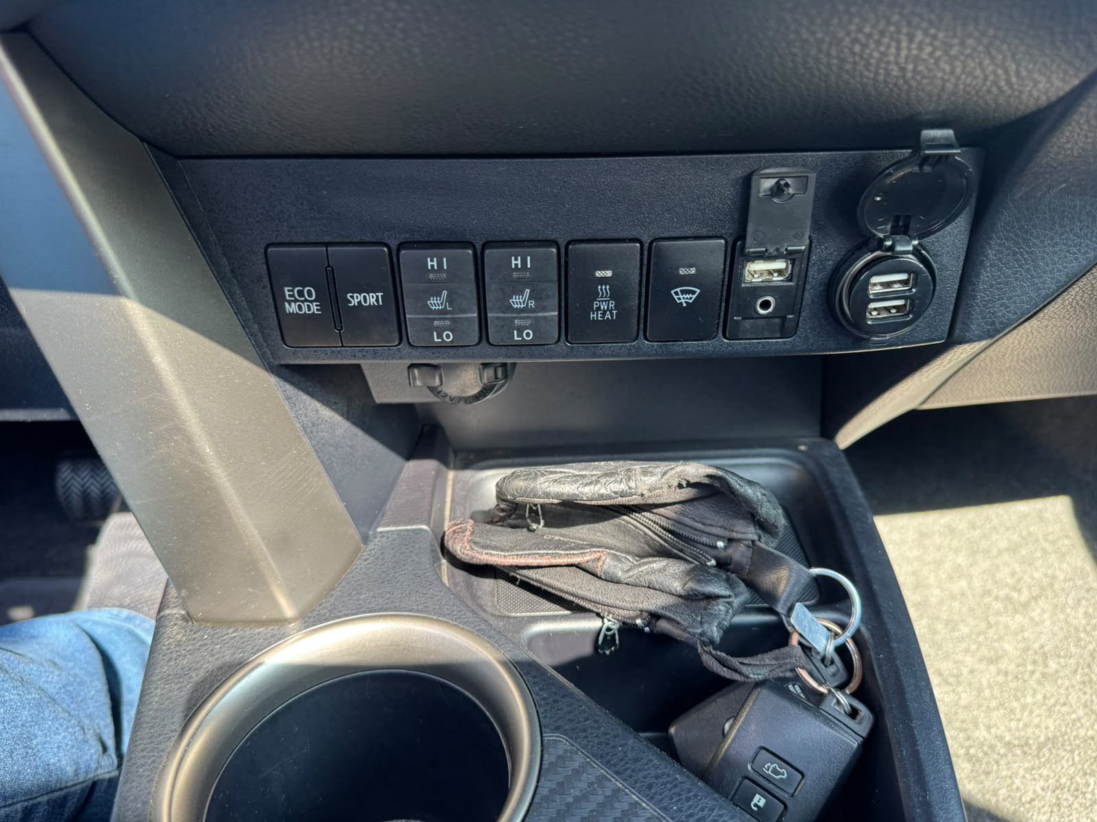 TOYOTA RAV-4 2.2D-CAT Sol Premium AT-image-15