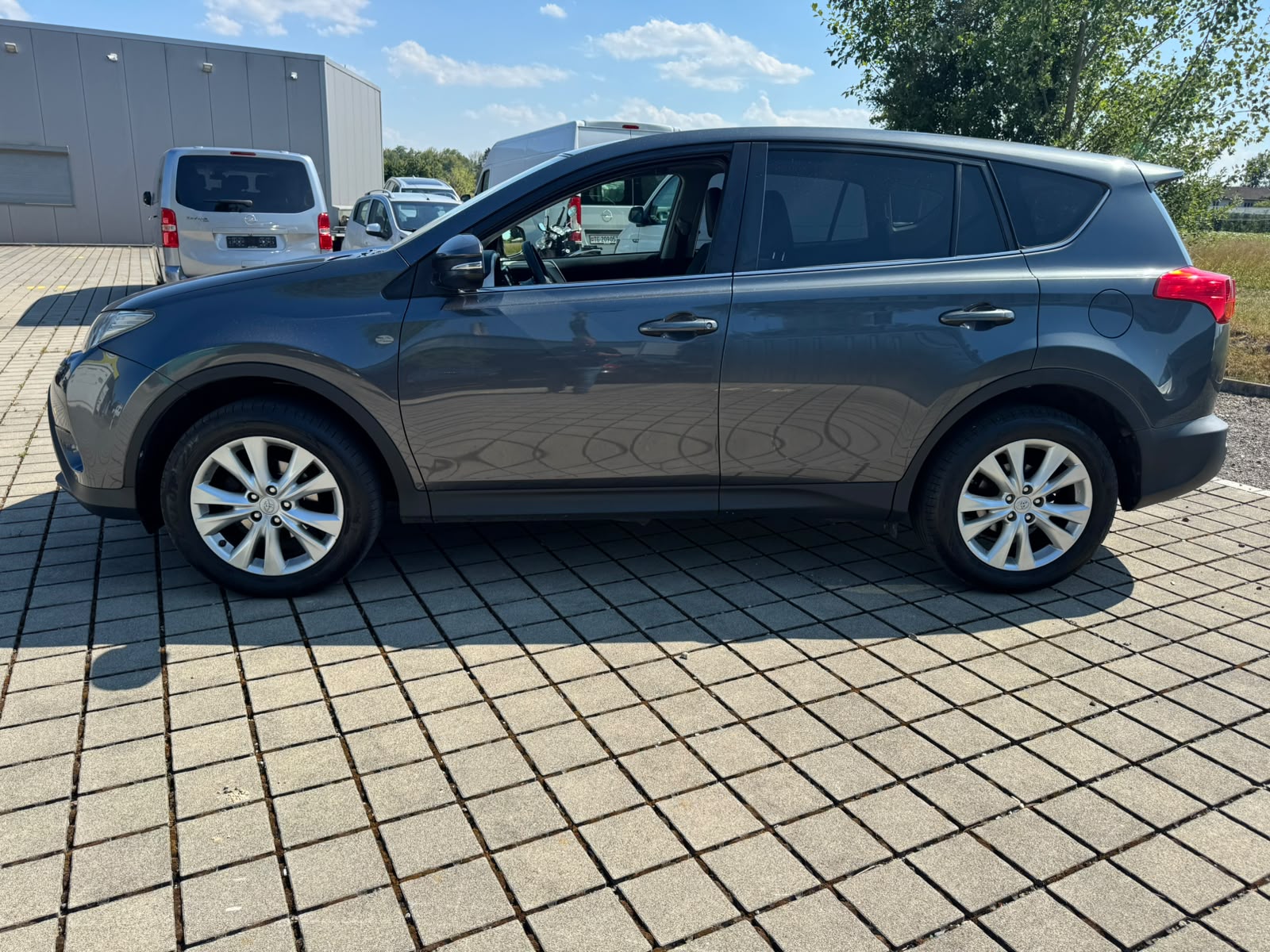TOYOTA RAV-4 2.2D-CAT Sol Premium AT-image-3