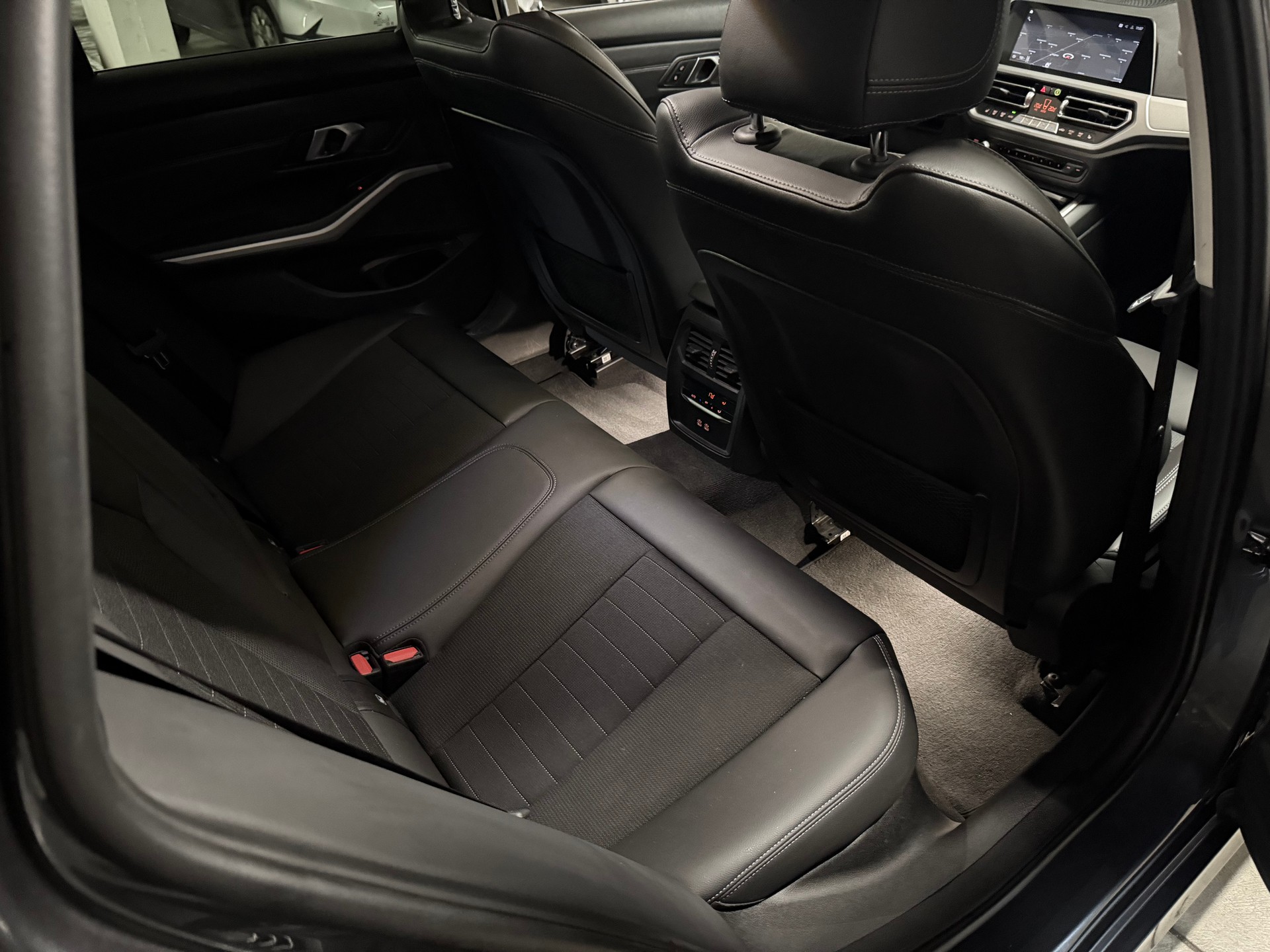 BMW 320d xDrive 48V Touring Steptronic AHK, RF Kamera-image-9