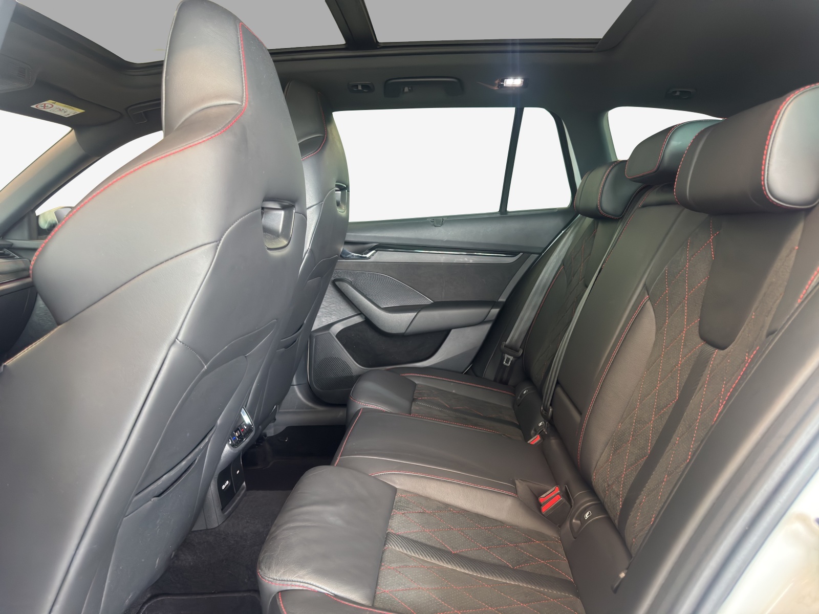 SKODA Octavia Combi 2.0 TDI DSG RS 4x4-image-11