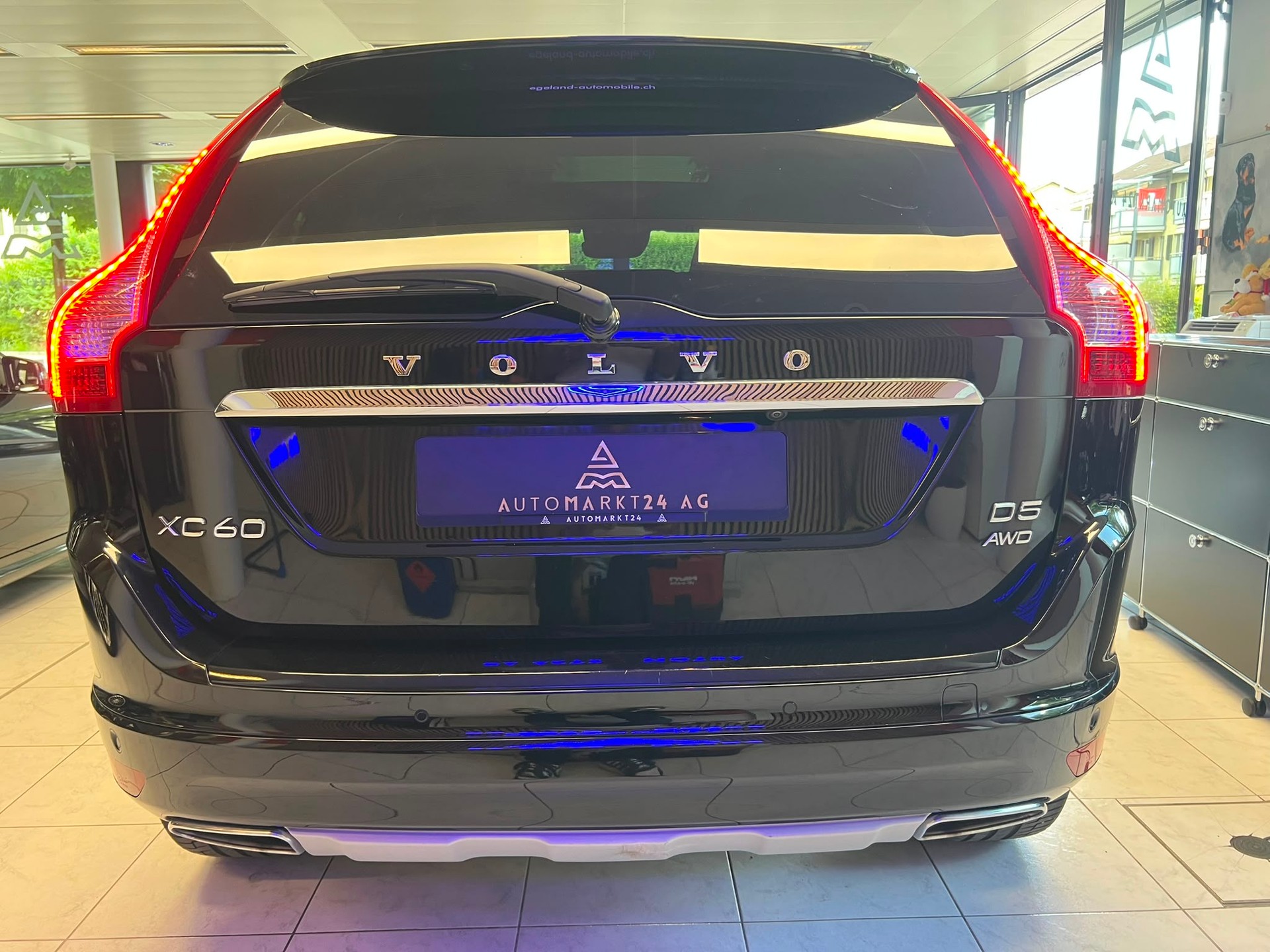 VOLVO XC60 2.4 D5 Summum AWD S/S-image-12