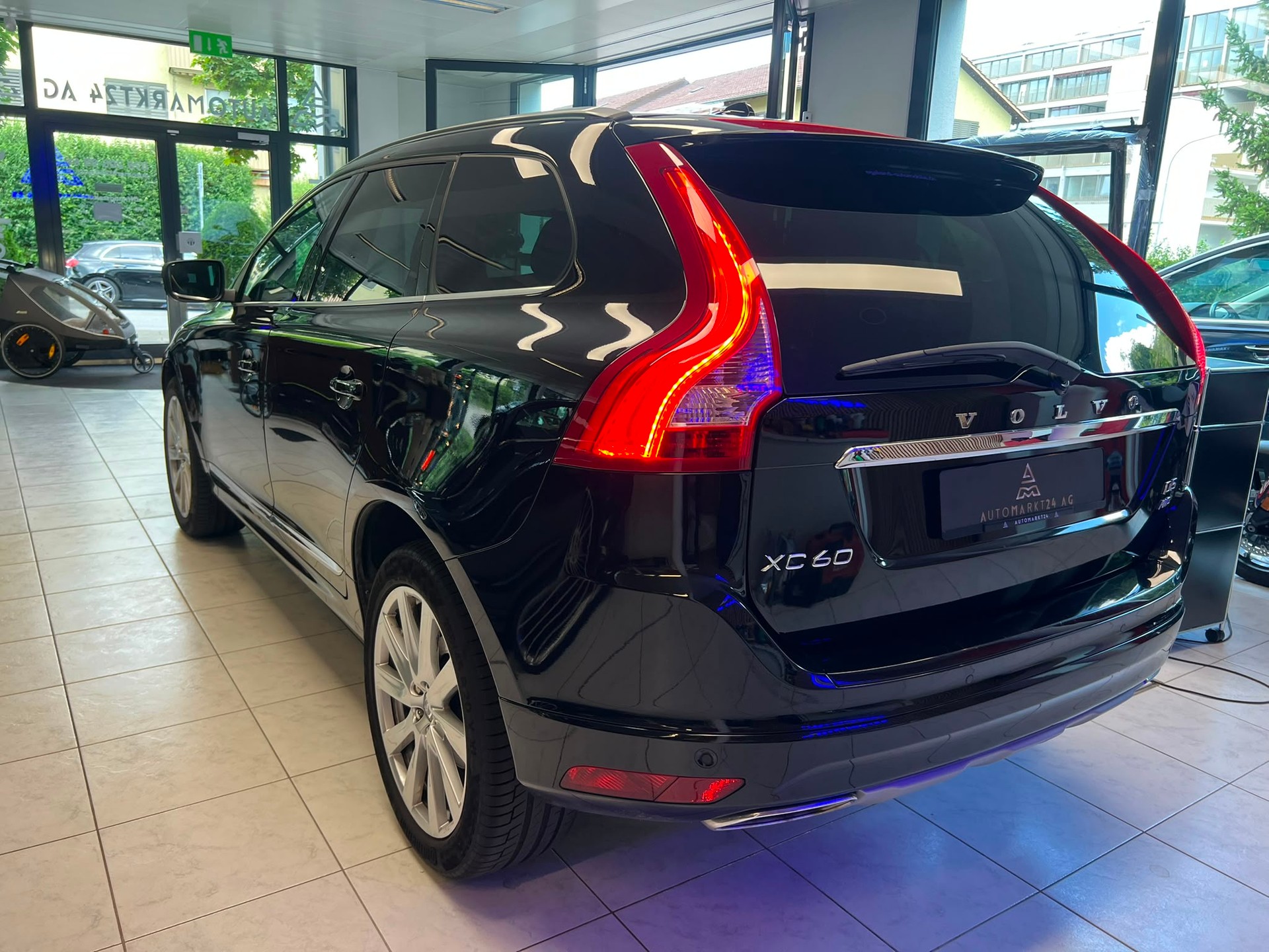 VOLVO XC60 2.4 D5 Summum AWD S/S-image-11