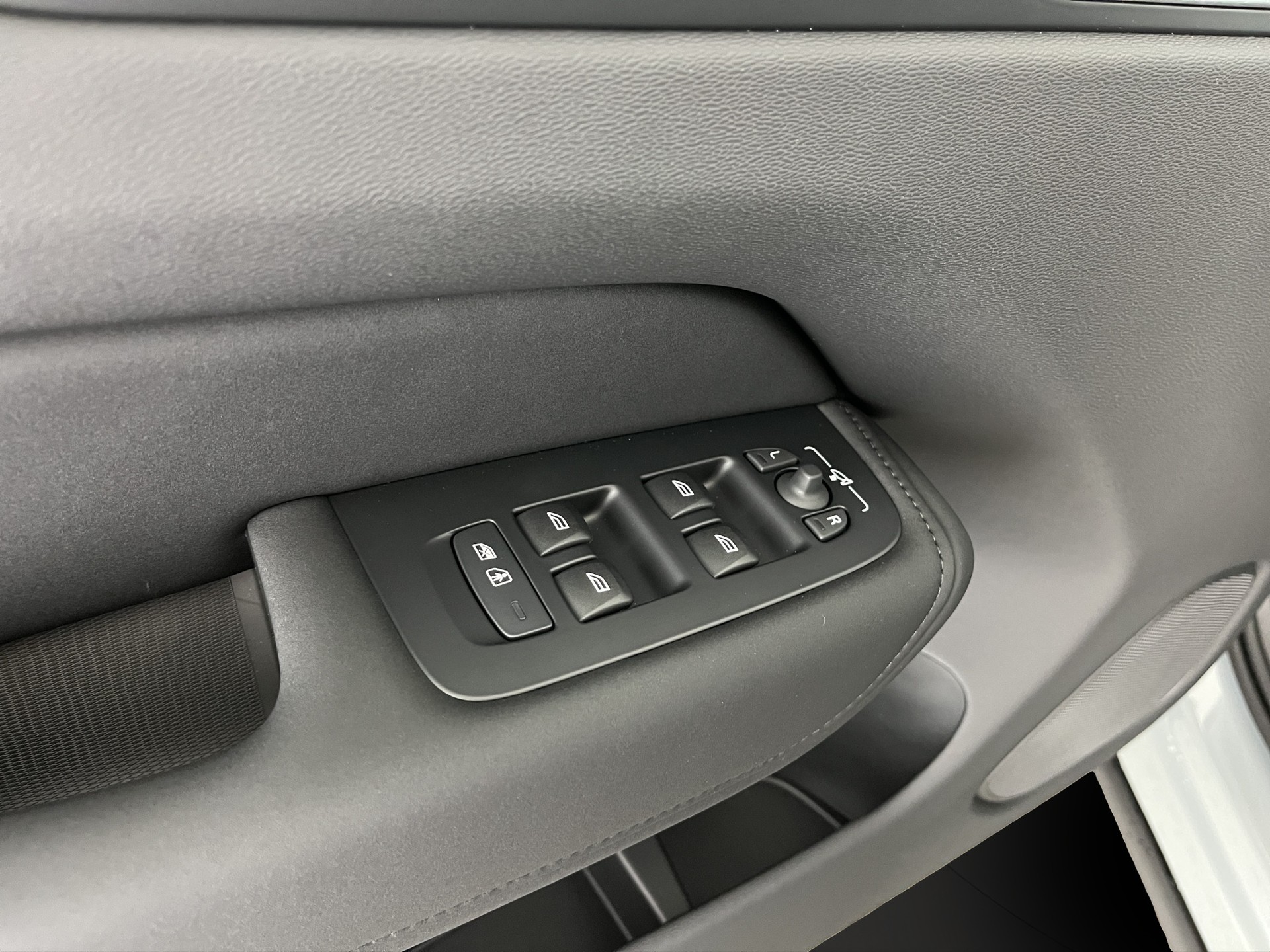 VOLVO XC60 2.0 T8 TE Black Edition eAWD-image-11