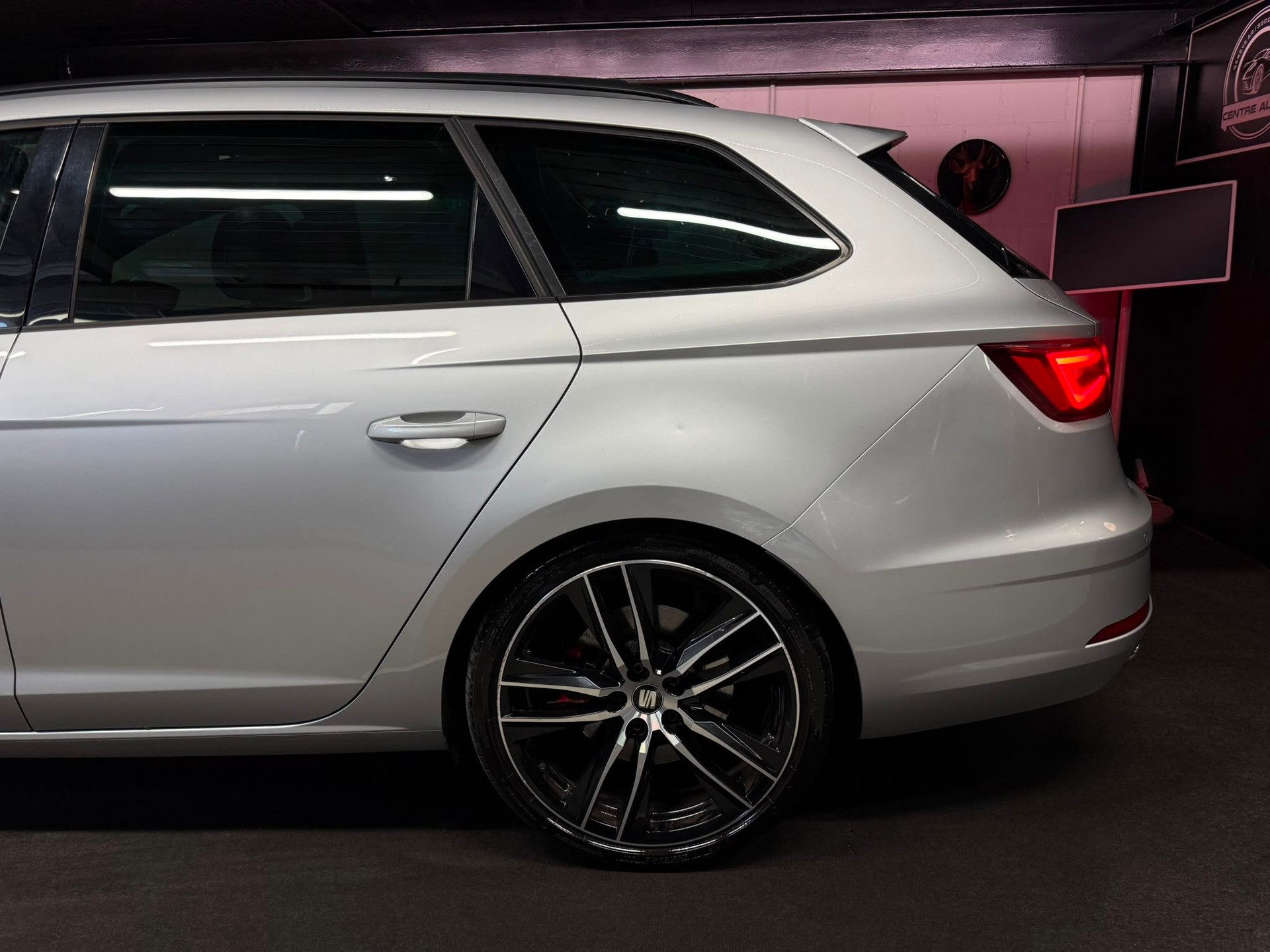 SEAT Leon ST 2.0 TSI Cupra 300 4 Drive DSG | Panoramadach-image-5