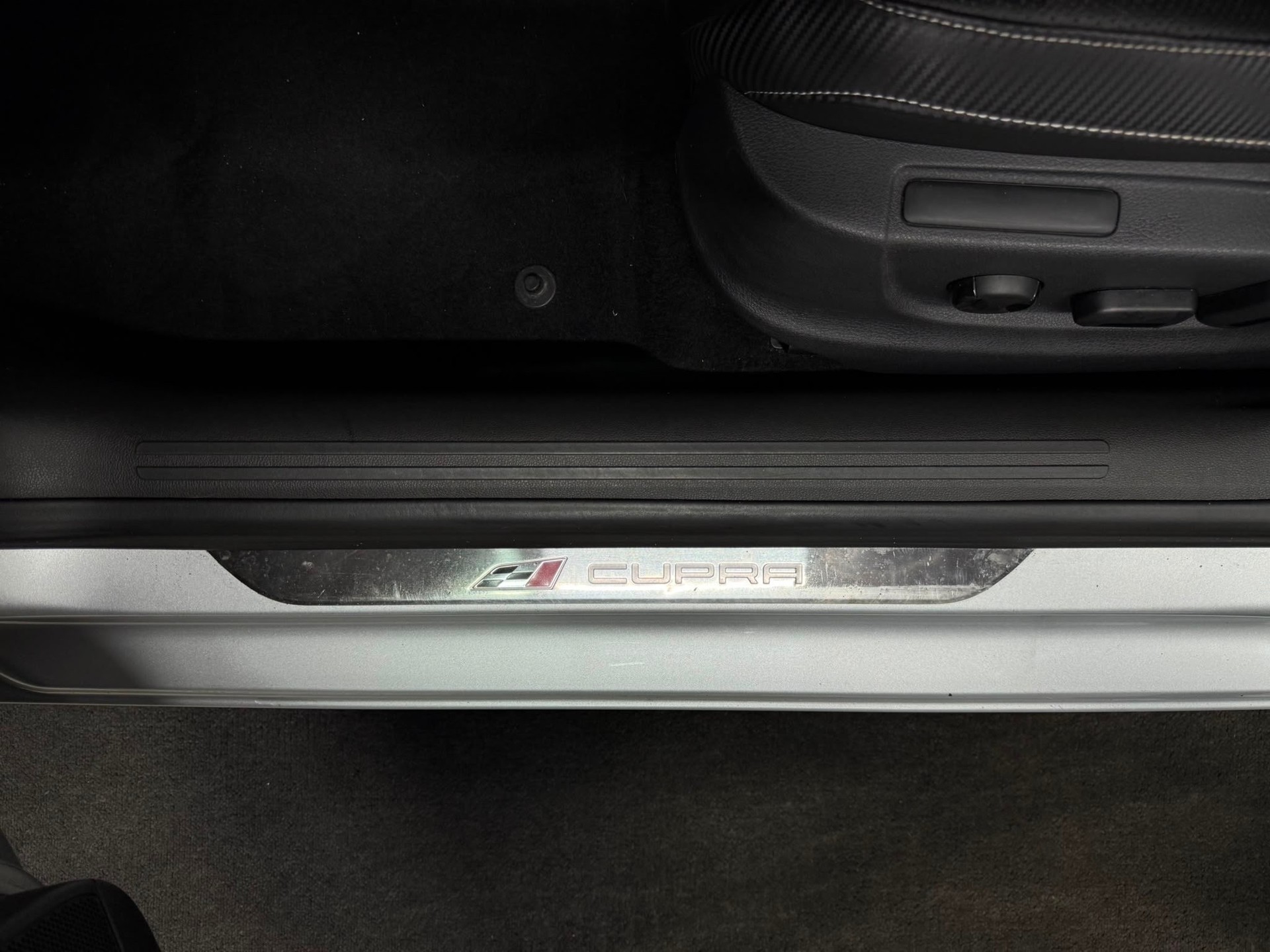SEAT Leon ST 2.0 TSI Cupra 300 4 Drive DSG | Panoramadach-image-19