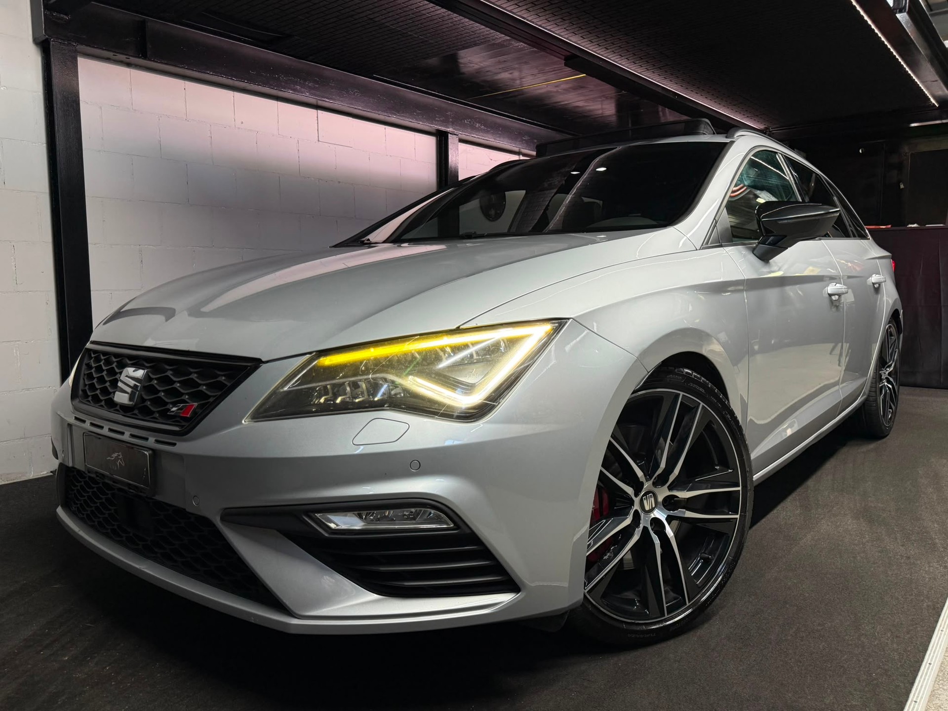 SEAT Leon ST 2.0 TSI Cupra 300 4 Drive DSG | Panoramadach-image-8