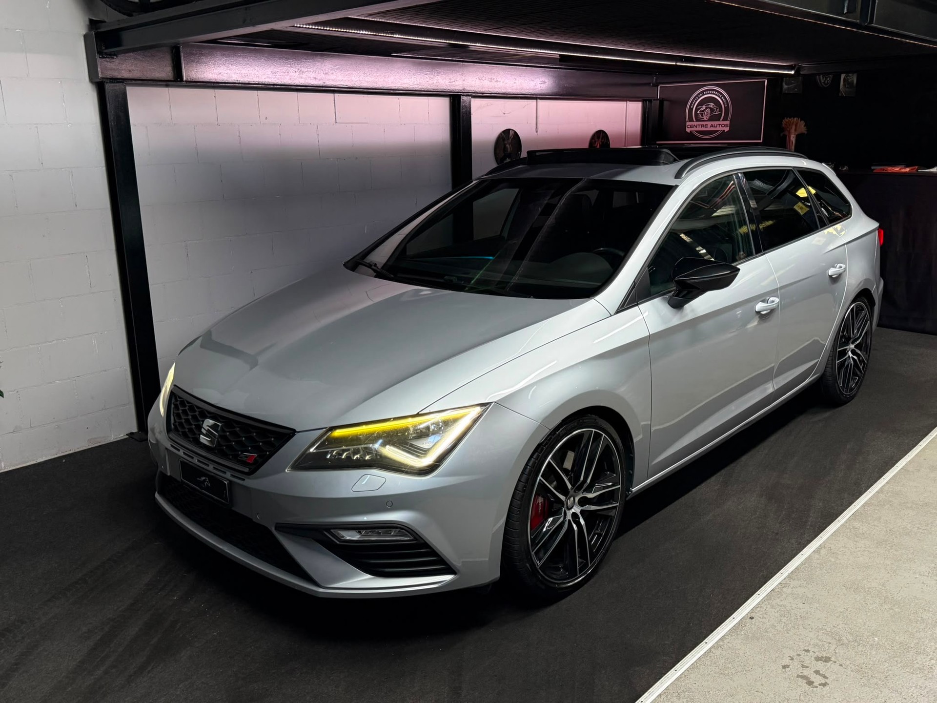 SEAT Leon ST 2.0 TSI Cupra 300 4 Drive DSG | Panoramadach-image-1