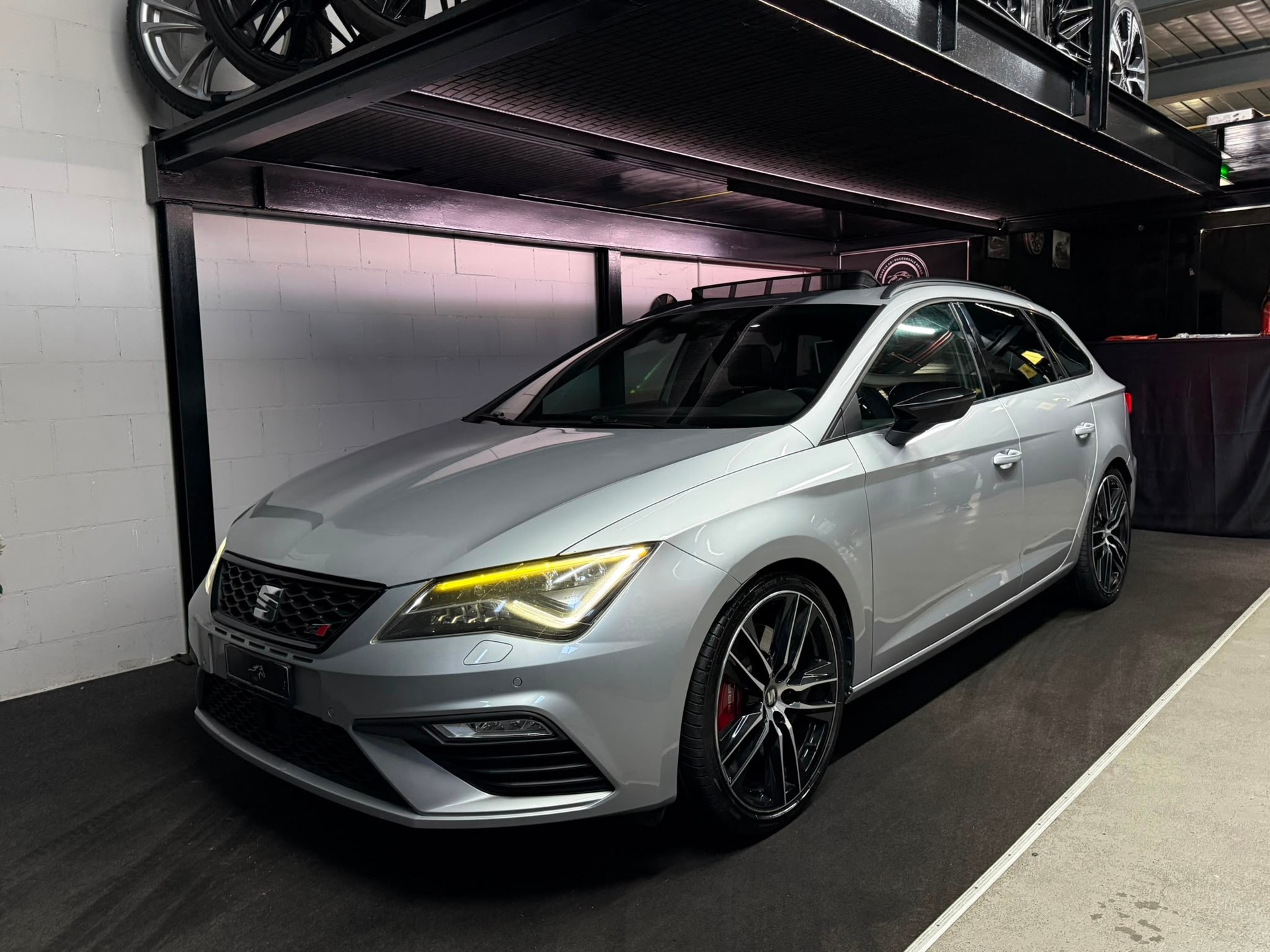 SEAT Leon ST 2.0 TSI Cupra 300 4 Drive DSG | Panoramadach-image-0