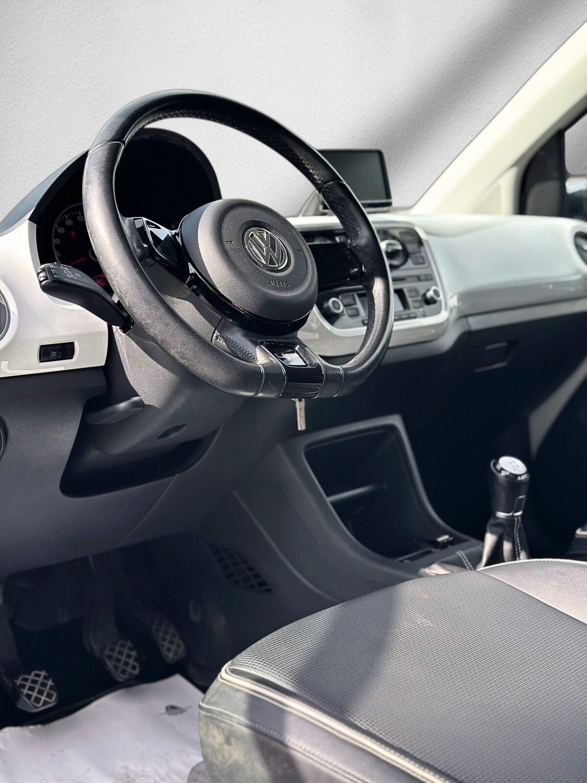 VW Up 1.0 BMT white up-image-7