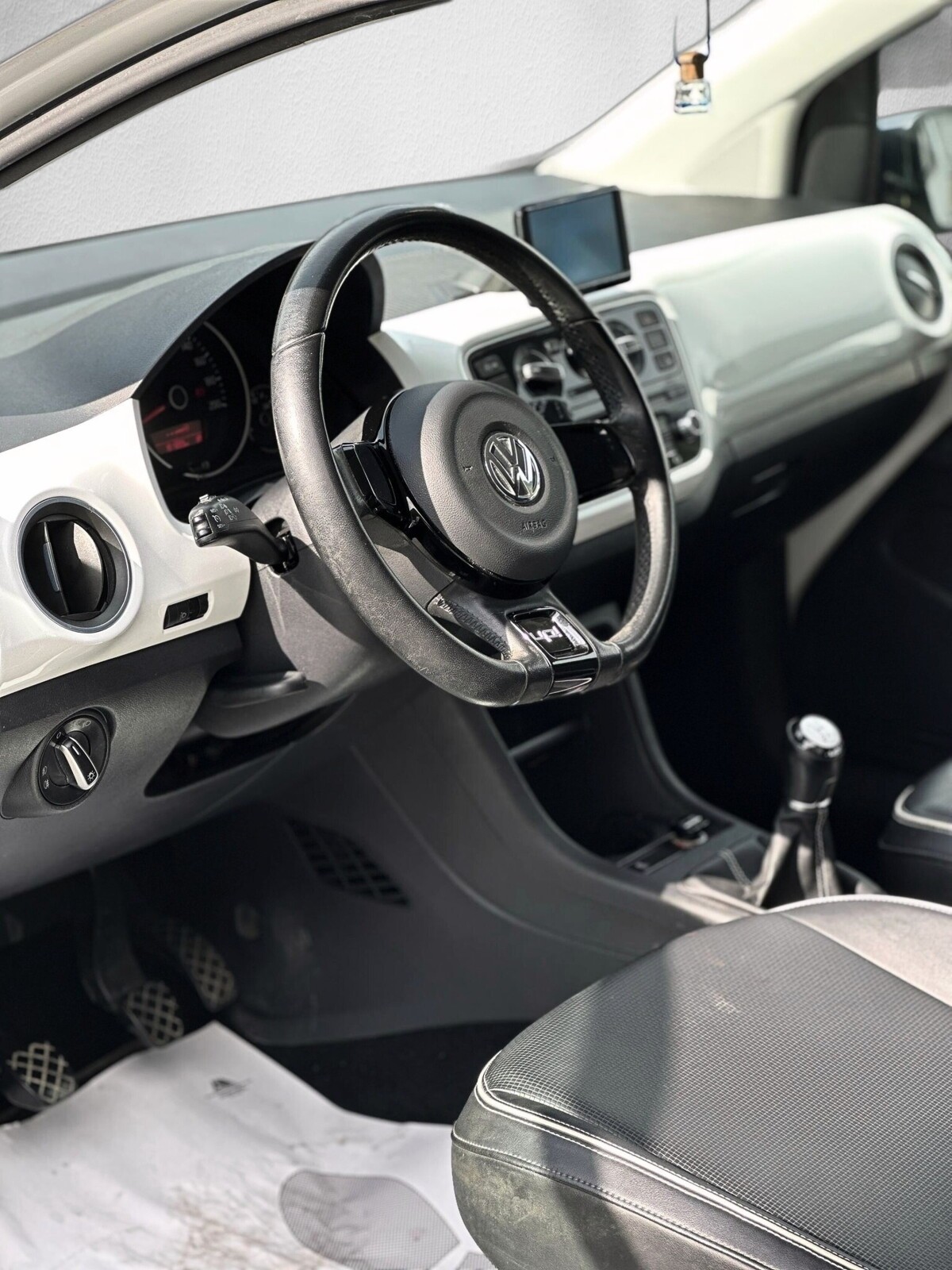 VW Up 1.0 BMT white up-image-8
