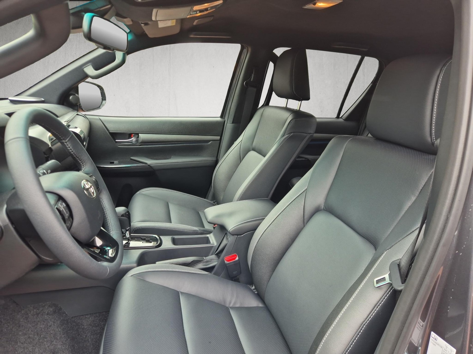TOYOTA Hilux Double Cab.-Pick-up 2.8 D-4D MHEV 204 Invincible-image-9