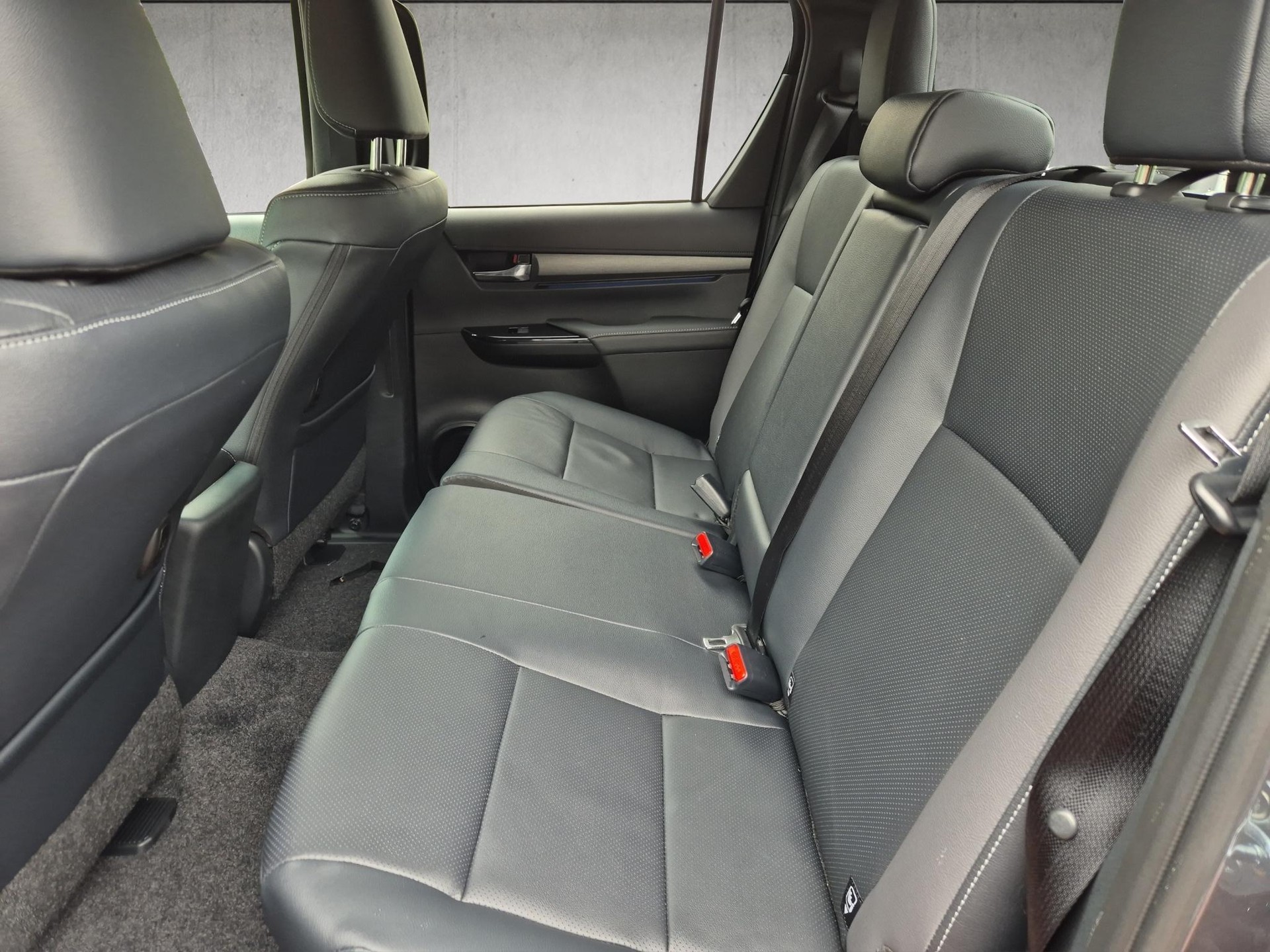 TOYOTA Hilux Double Cab.-Pick-up 2.8 D-4D MHEV 204 Invincible-image-12