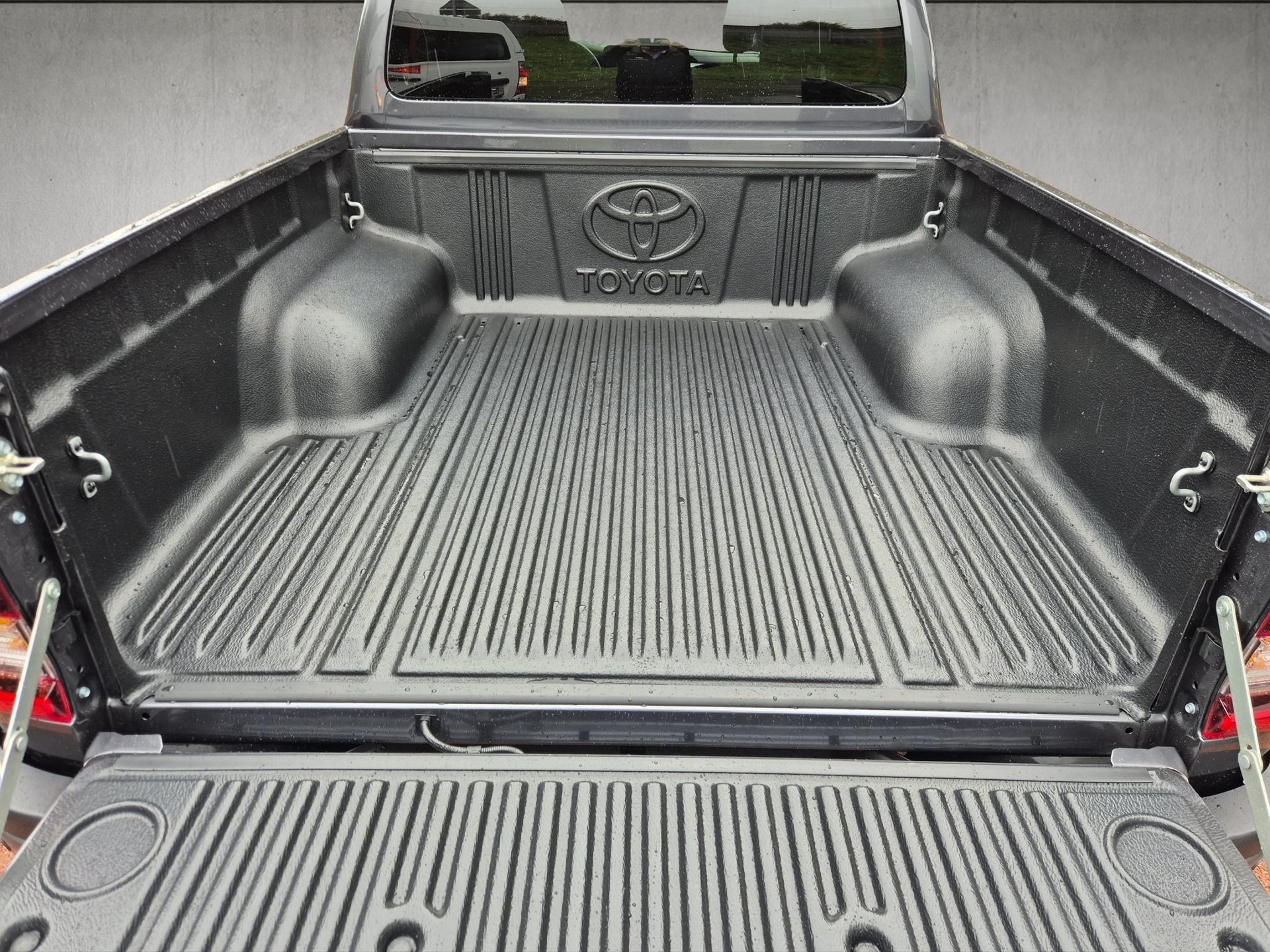 TOYOTA Hilux Double Cab.-Pick-up 2.8 D-4D MHEV 204 Invincible-image-13