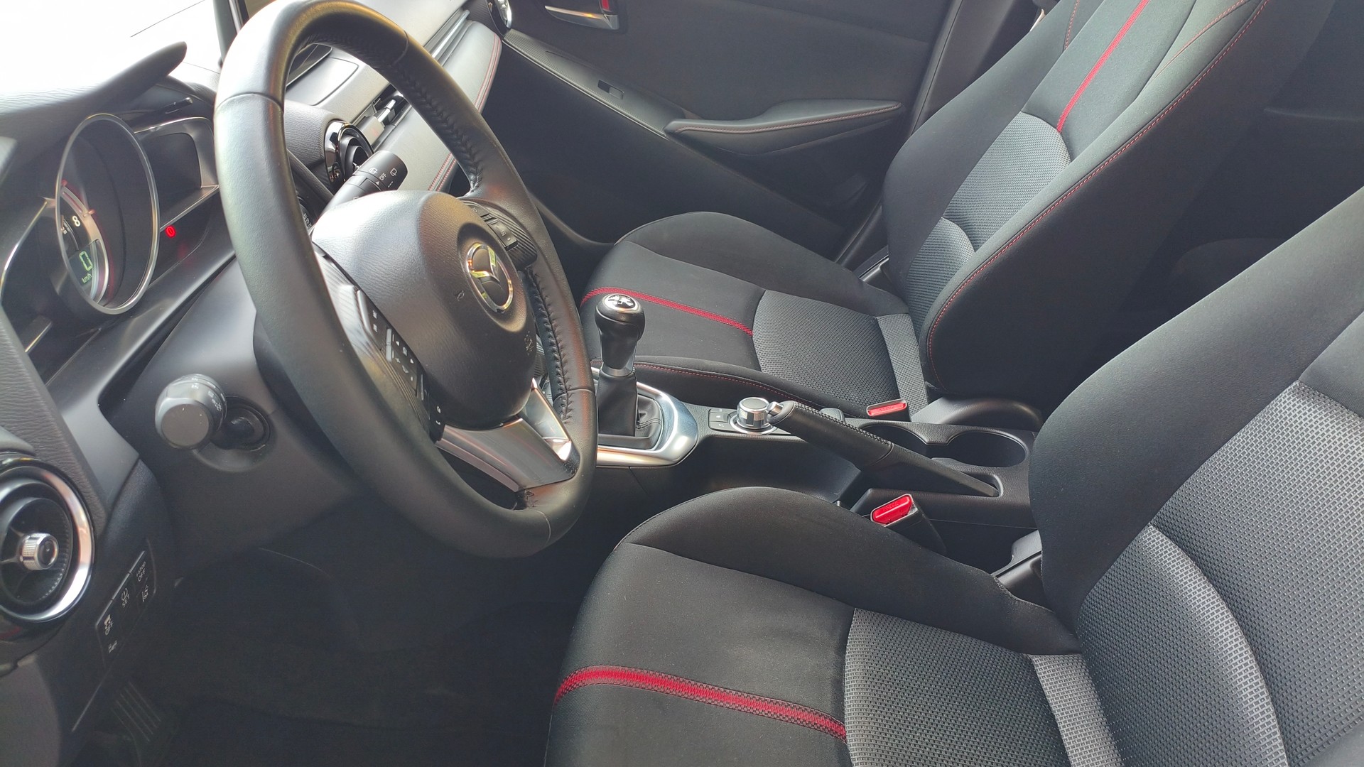 MAZDA 2 1.5i 16V Skyactiv-G Revolution-image-8