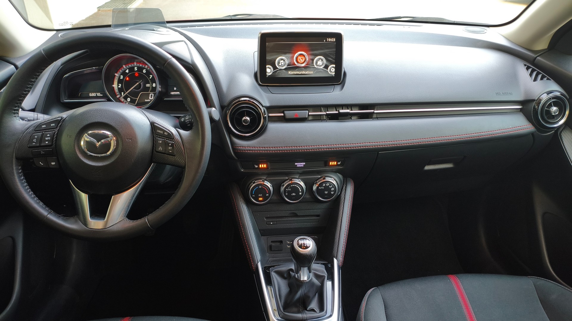 MAZDA 2 1.5i 16V Skyactiv-G Revolution-image-9