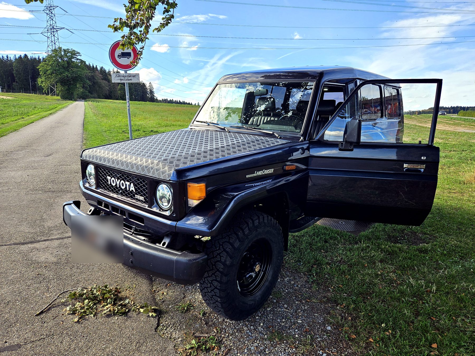 TOYOTA J7 BJ75 Troop Carrier Bushtaxi-image-1