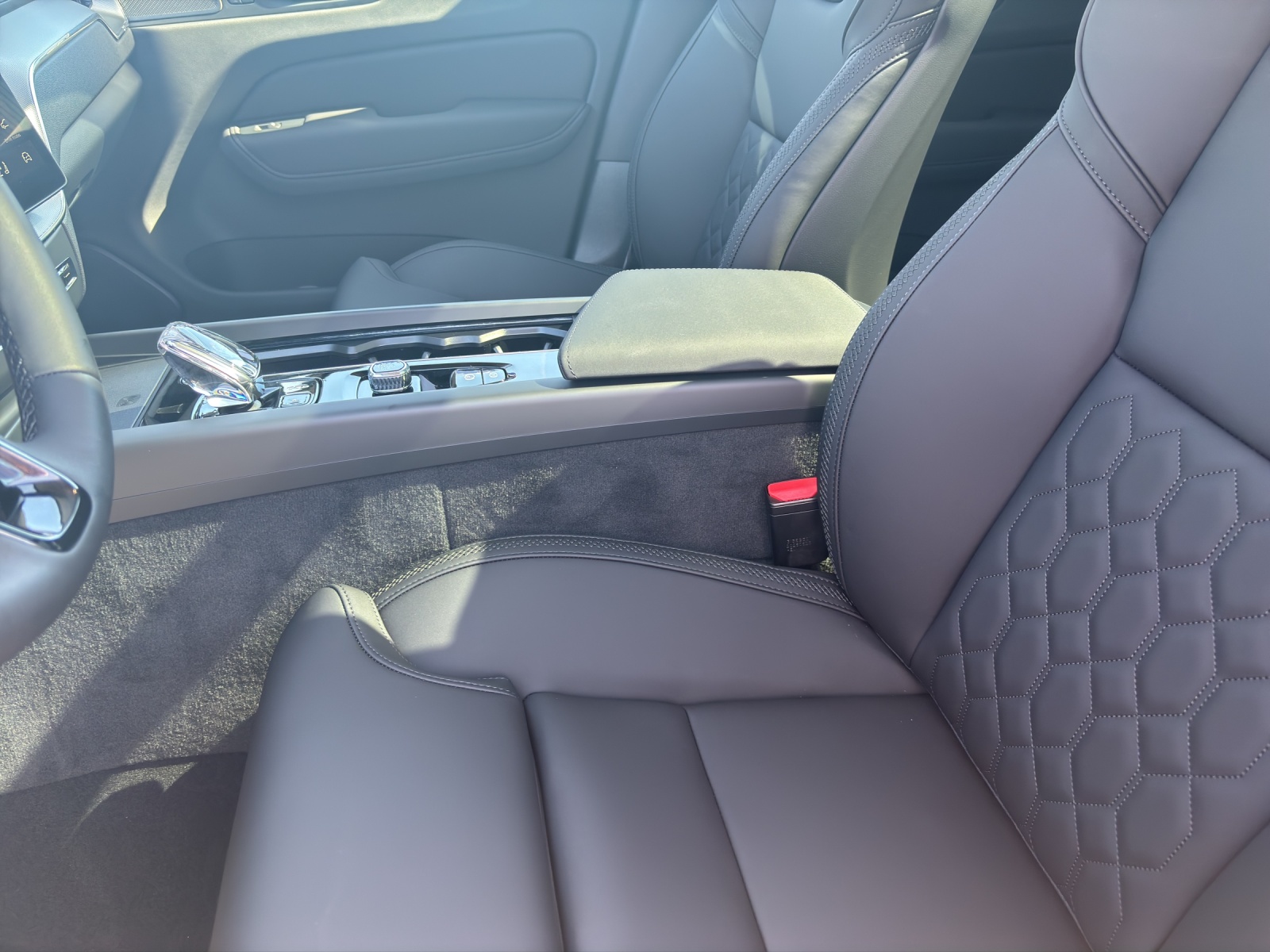 VOLVO XC60 2.0 T6 TE Ultra Dark eAWD-showroom-element-2