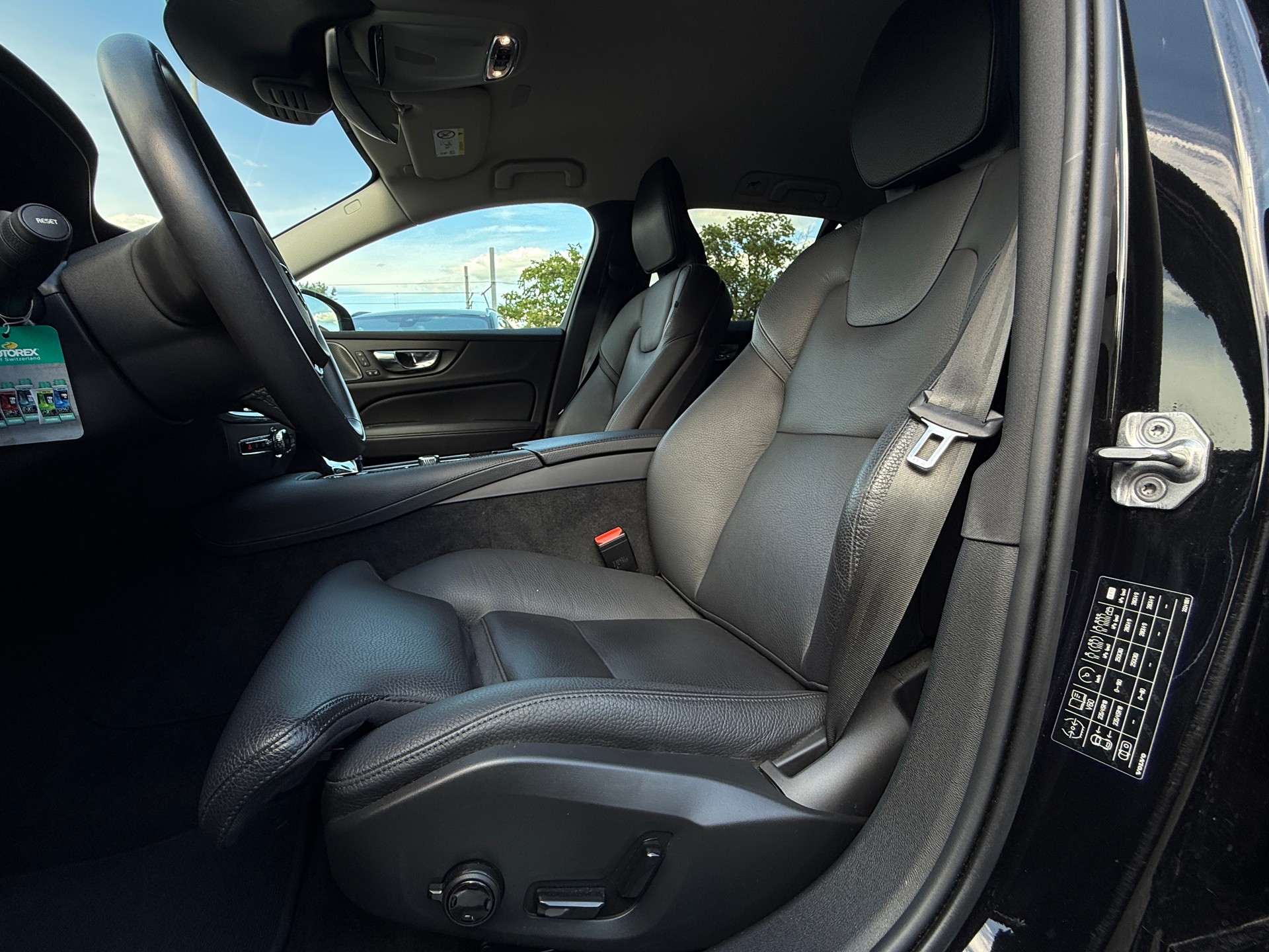VOLVO V60 T6 eAWD Twin Engine Inscription Geartronic-image-9