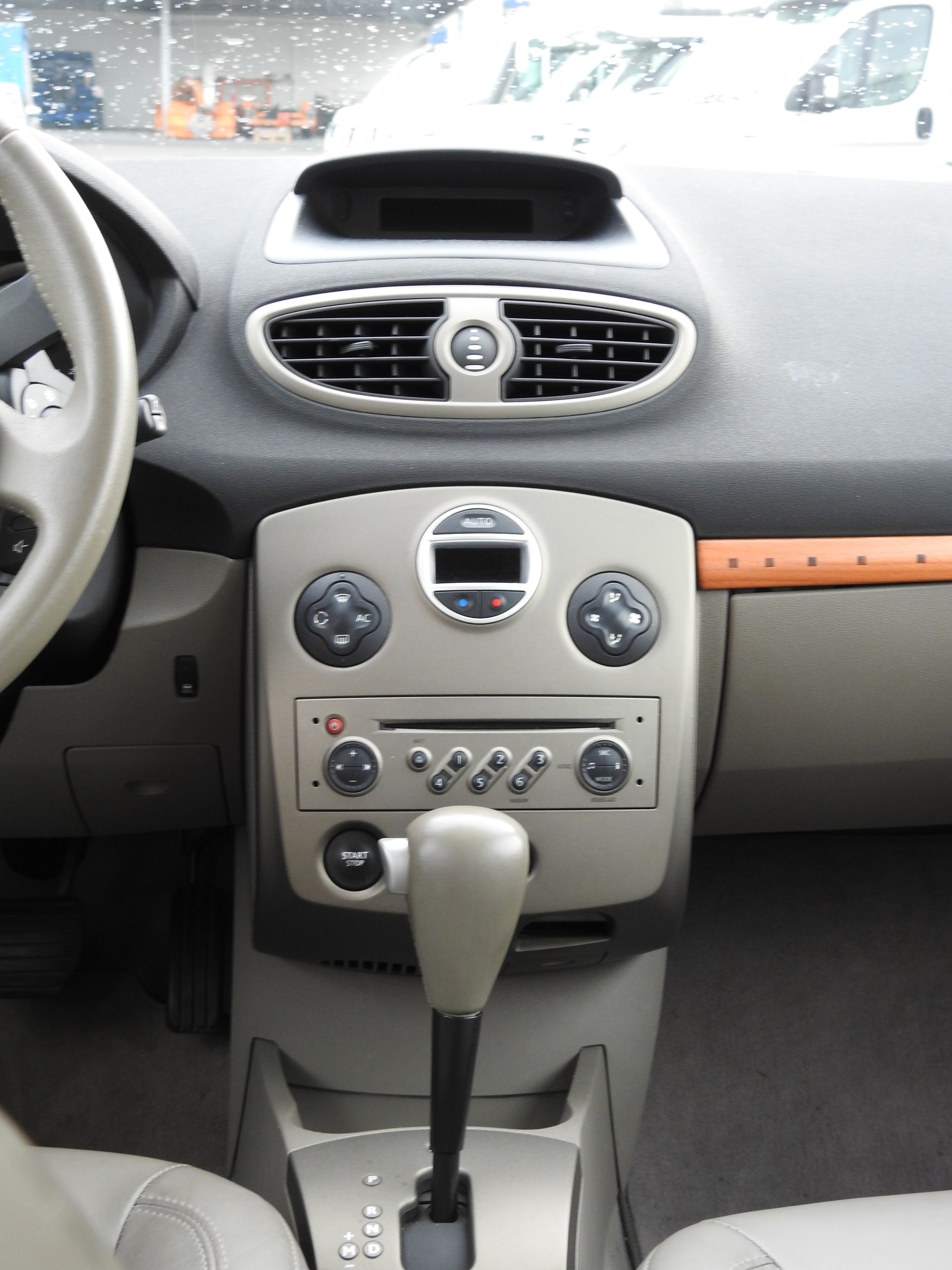 RENAULT Clio 2.0 16V Dynamique Automatic-image-16