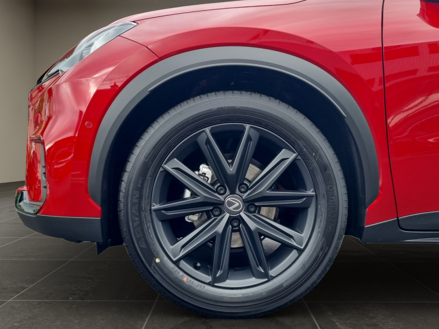 LEXUS LBX 1.5 Hybrid Vibrant Edition AWD-image-2