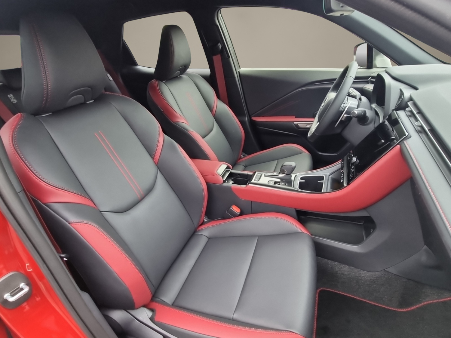LEXUS LBX 1.5 Hybrid Vibrant Edition AWD-image-11