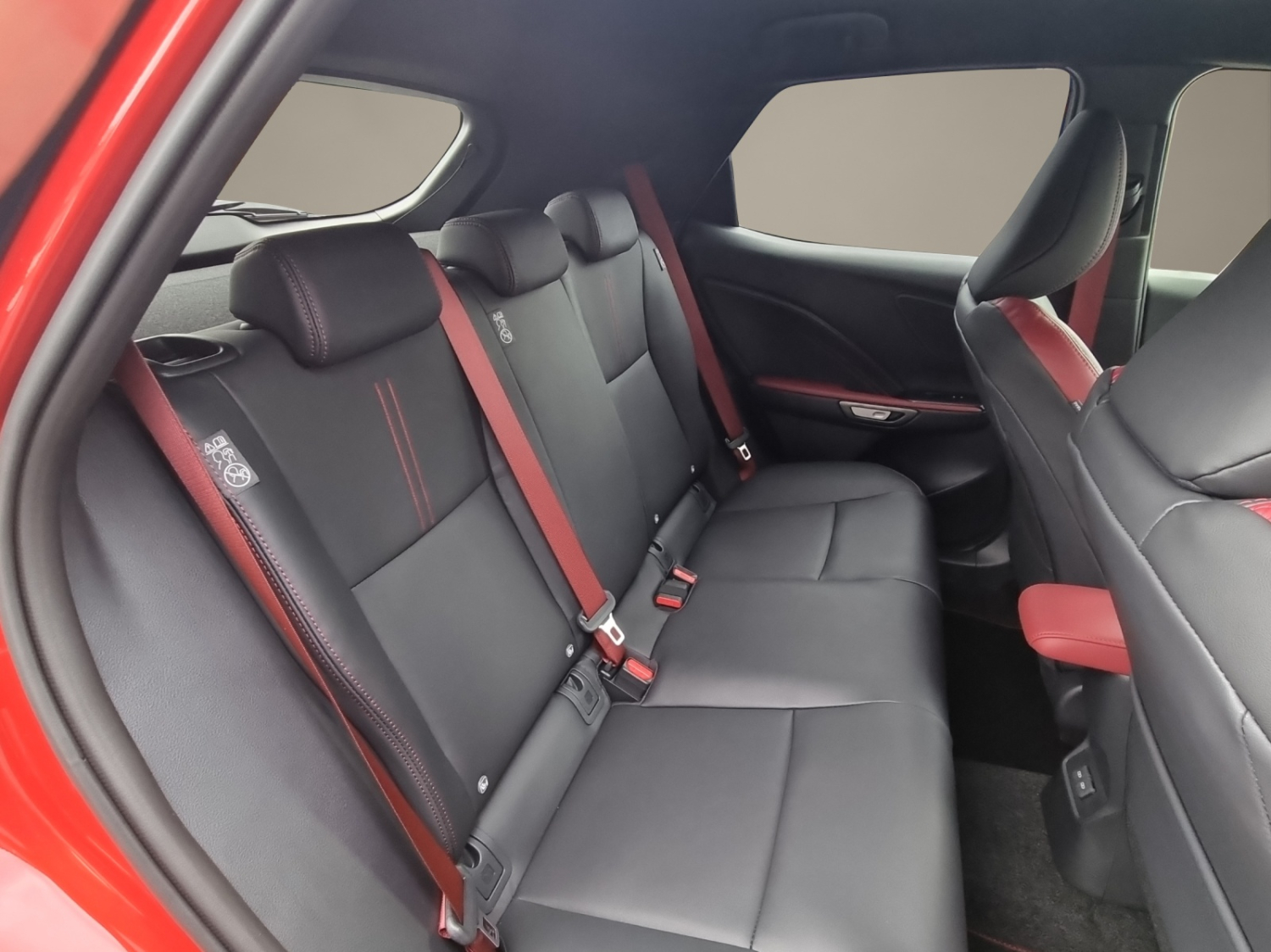 LEXUS LBX 1.5 Hybrid Vibrant Edition AWD-image-18