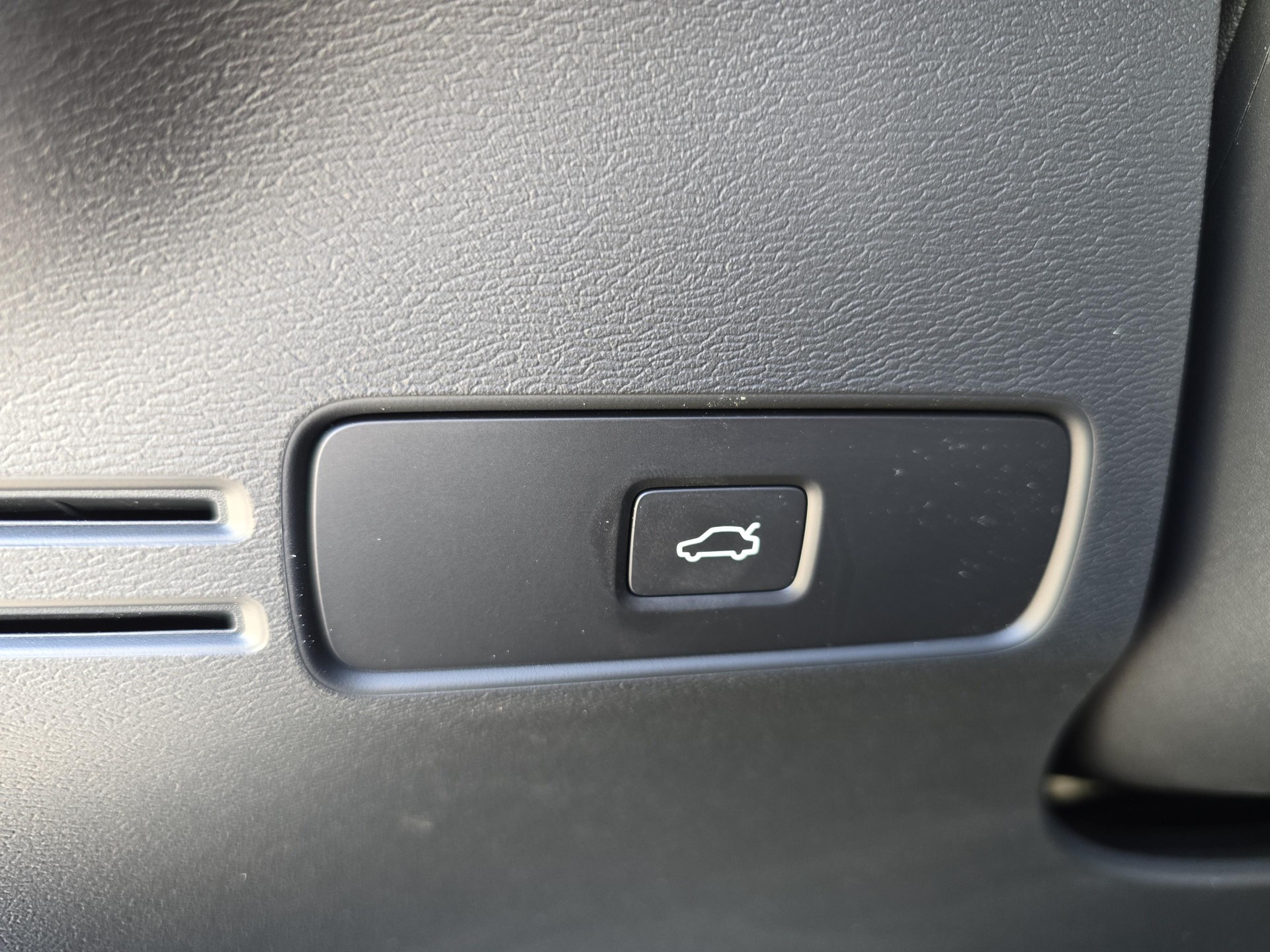 VOLVO XC40 2.0 B4 MH Plus Dark-image-18