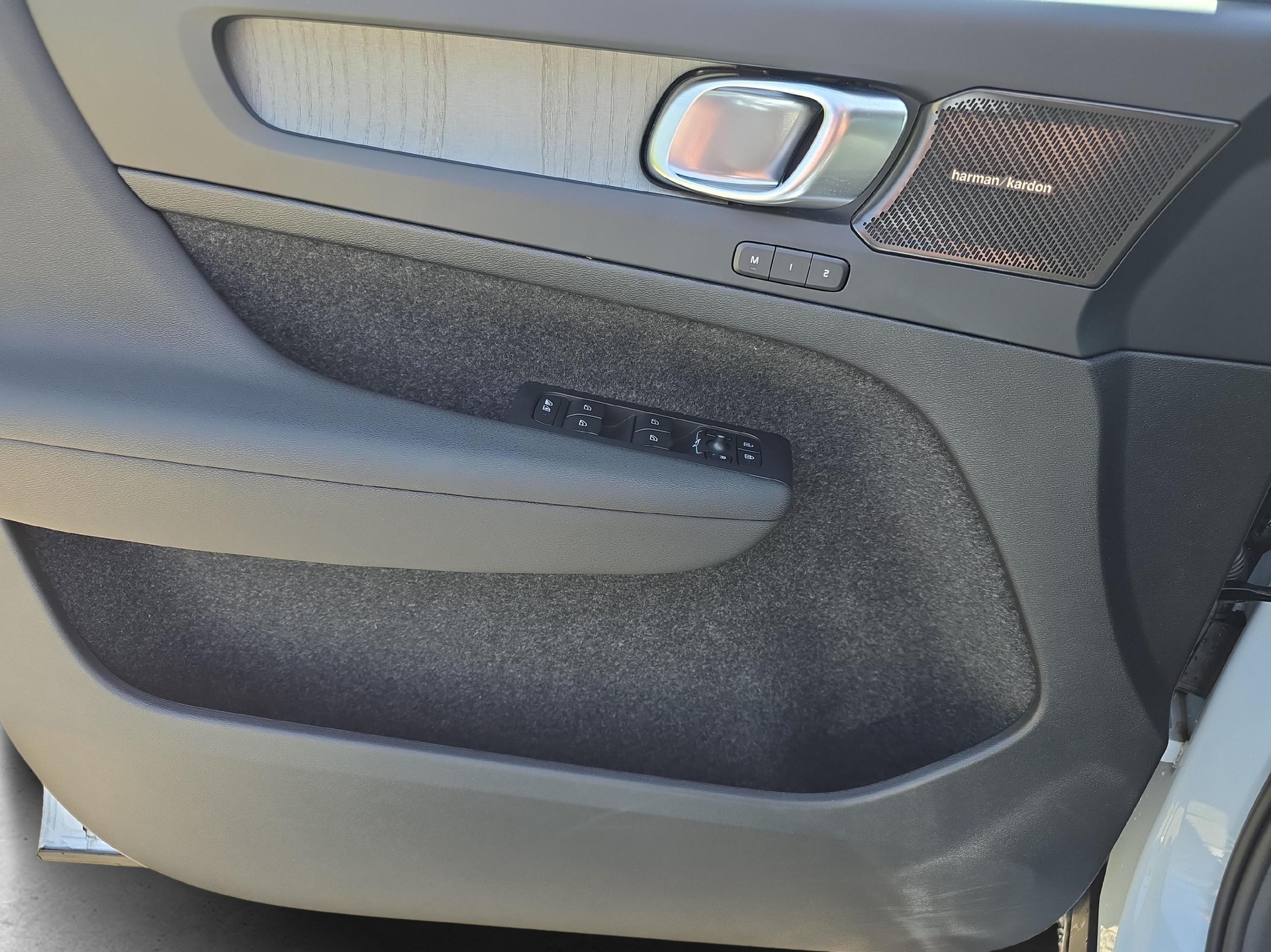 VOLVO XC40 2.0 B4 MH Plus Dark-image-17