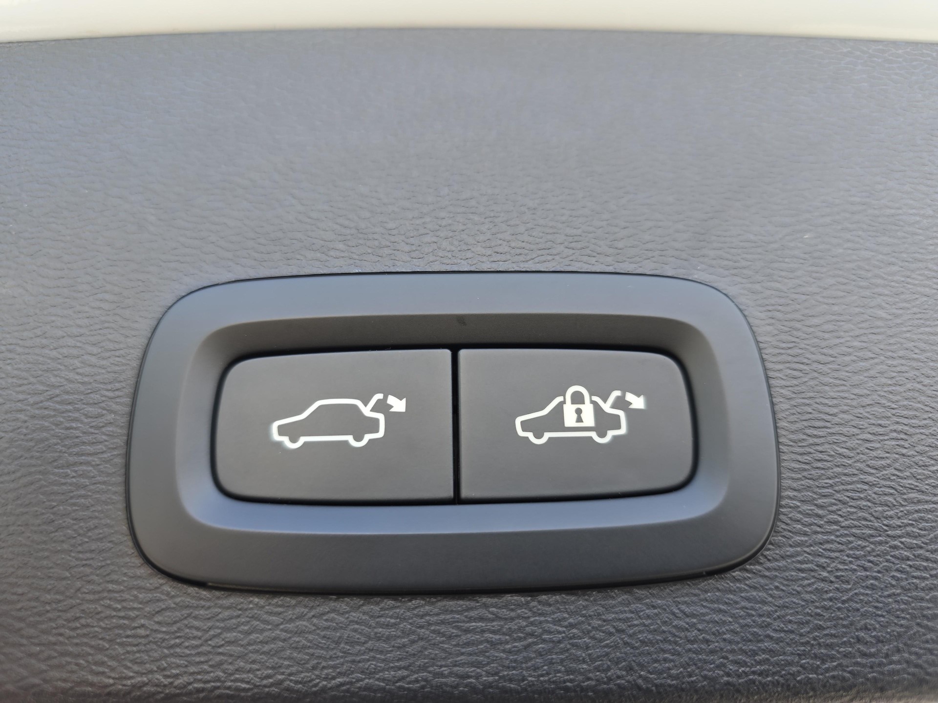 VOLVO XC40 2.0 B4 MH Plus Dark-image-16