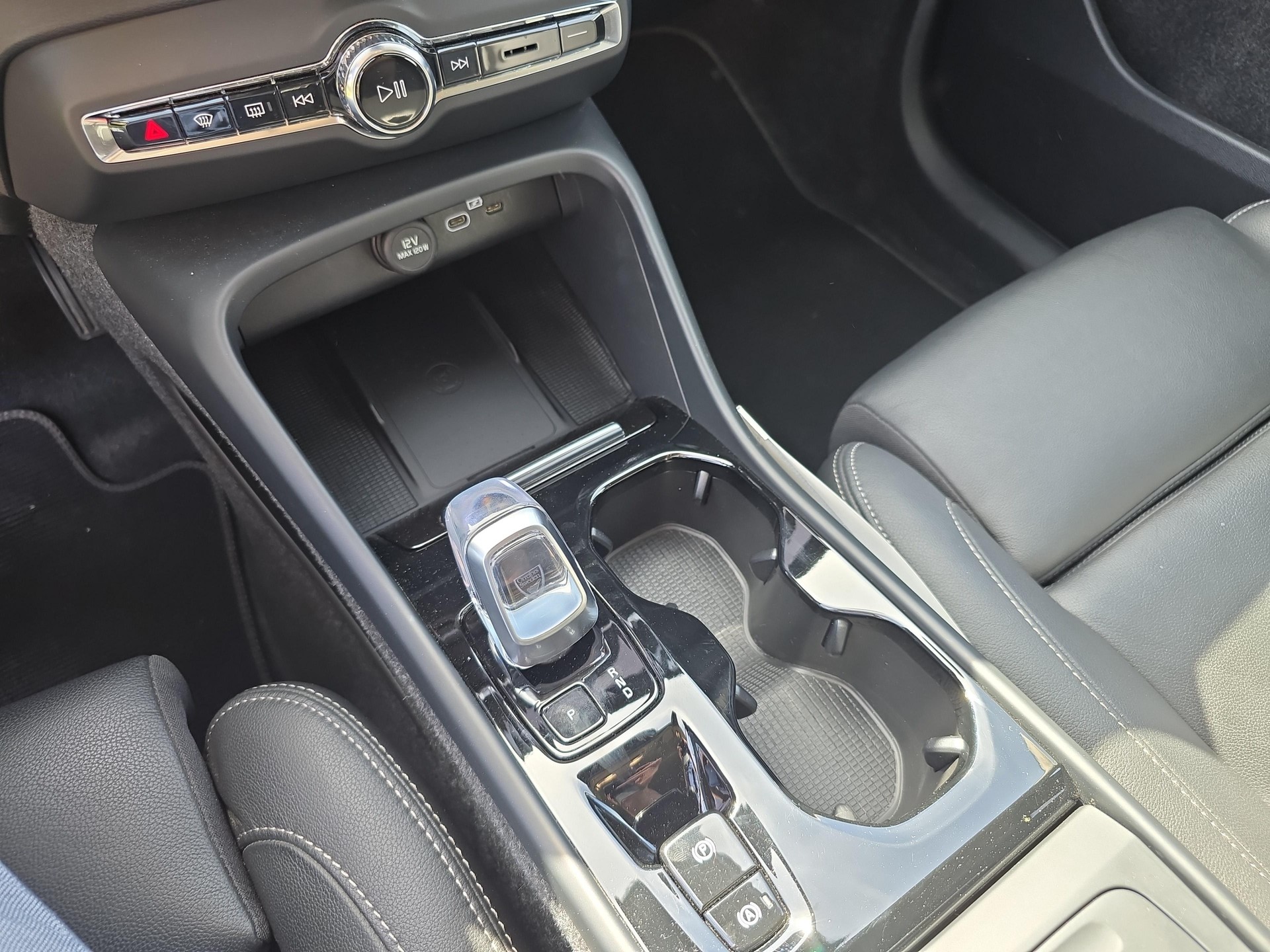 VOLVO XC40 2.0 B4 MH Plus Dark-image-13