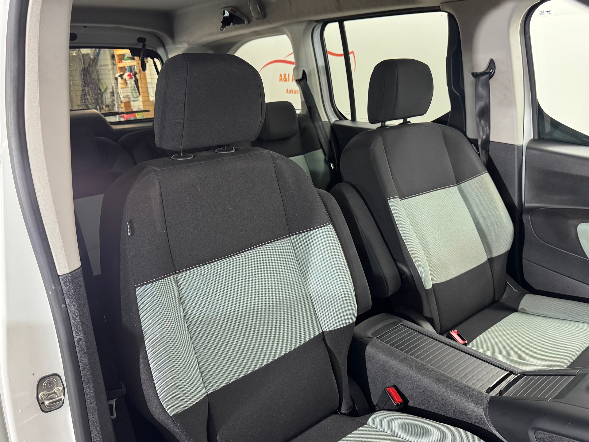 CITROEN Berlingo XL 1.5 BlueHDi Feel EAT8-image-9
