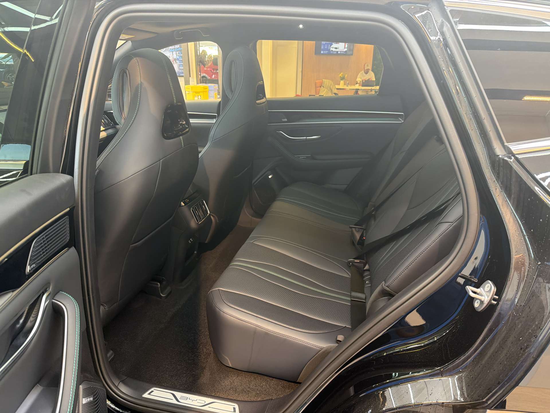 BYD Seal U DM-i Design AWD 324PS Automat-image-6