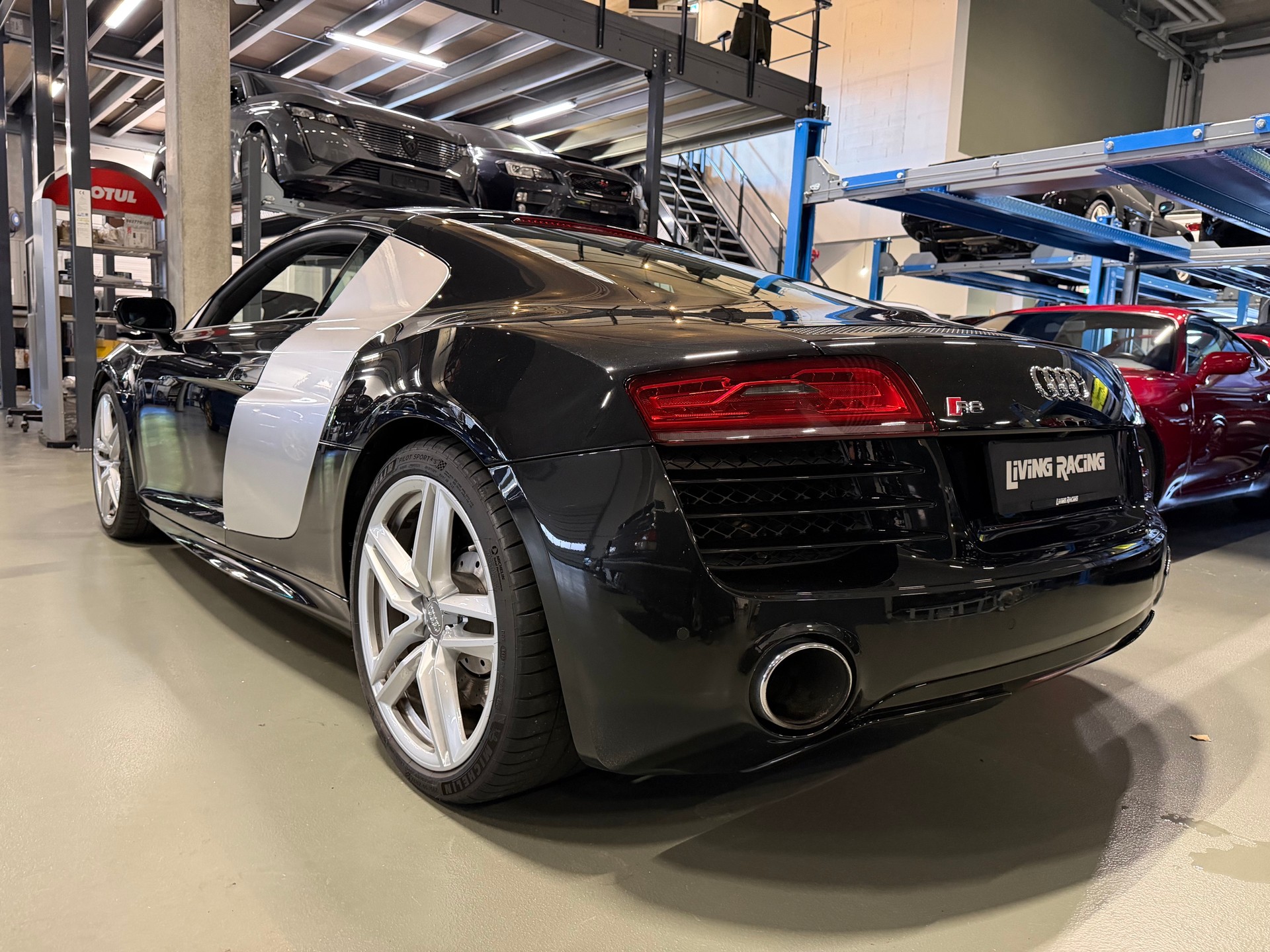 AUDI R8 Coupé 5.2 S-Tronic-image-2