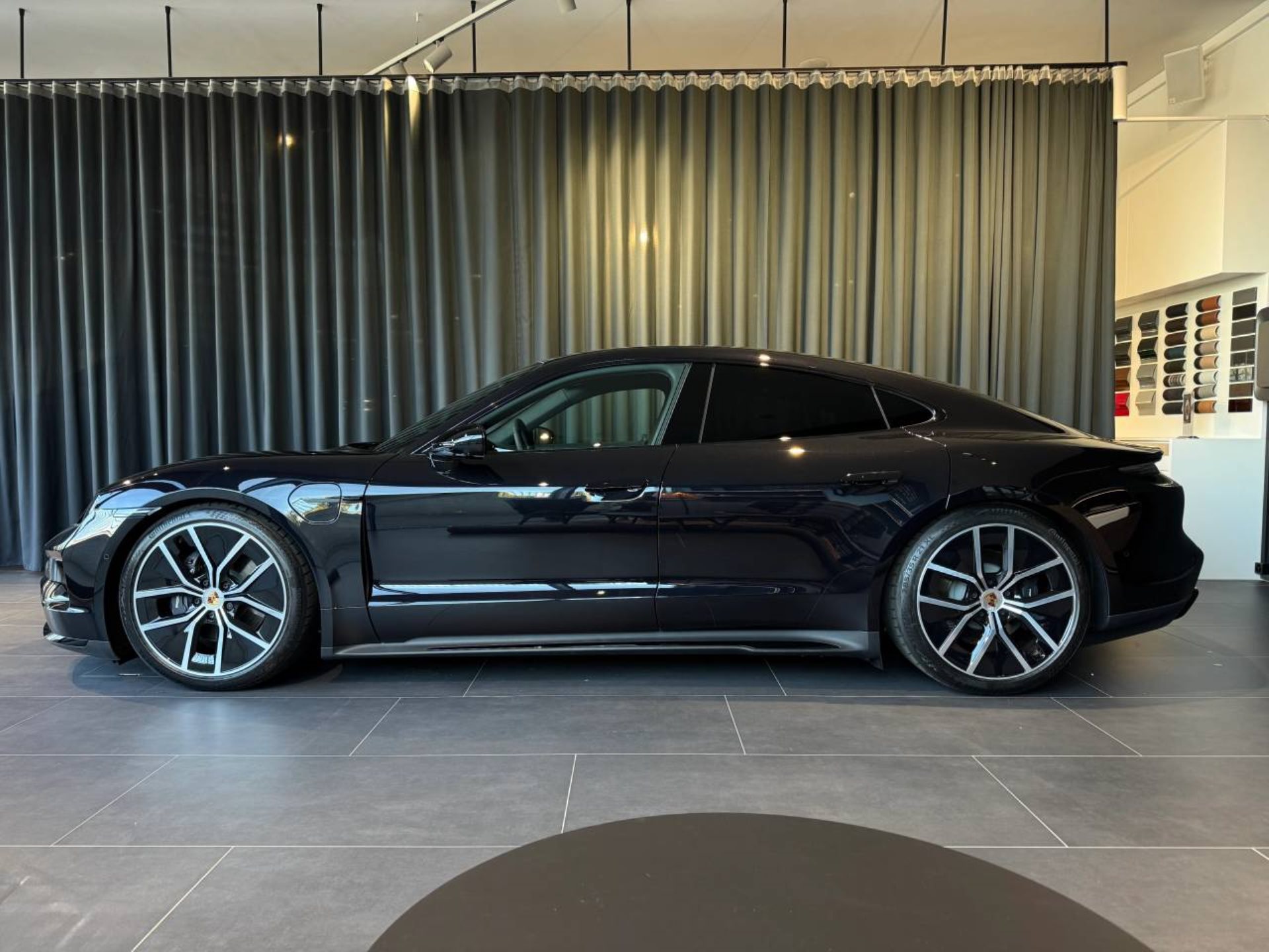 PORSCHE Taycan Black Edition-showroom-element-1