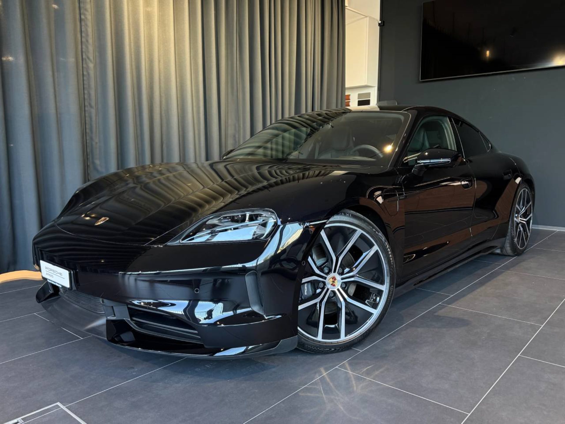 PORSCHE Taycan Black Edition
