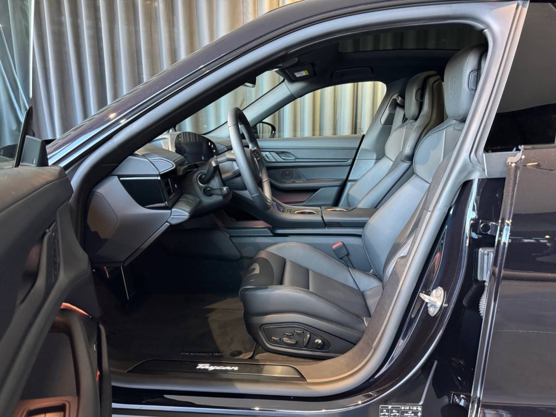 PORSCHE Taycan Black Edition-showroom-element-3
