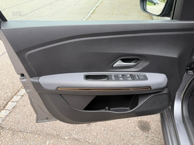 DACIA Sandero Stepway TCe 90 Extreme+ CVT-image-14