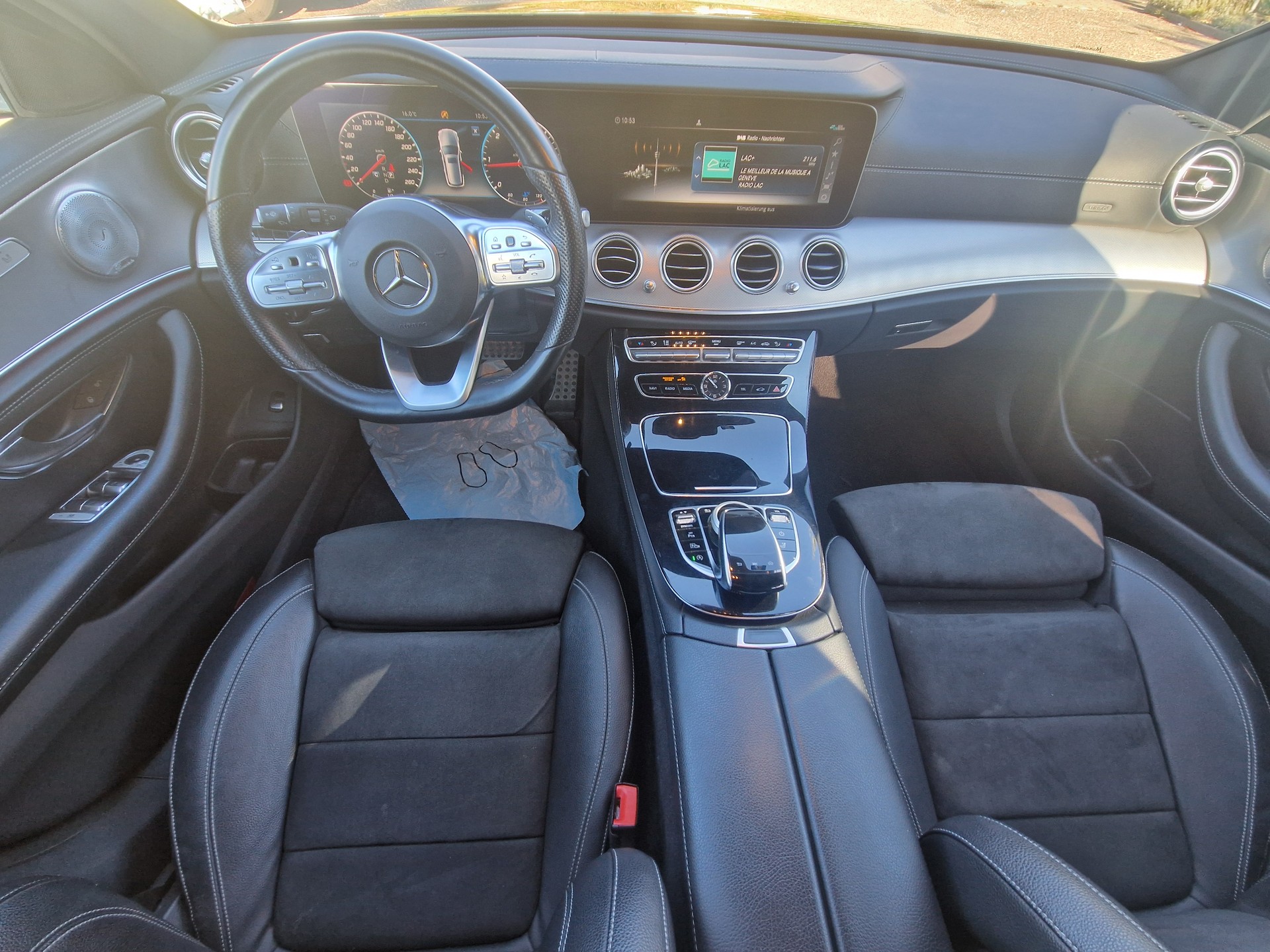 MERCEDES-BENZ E 220 d AMG Line 4Matic 9G-Tronic-image-9