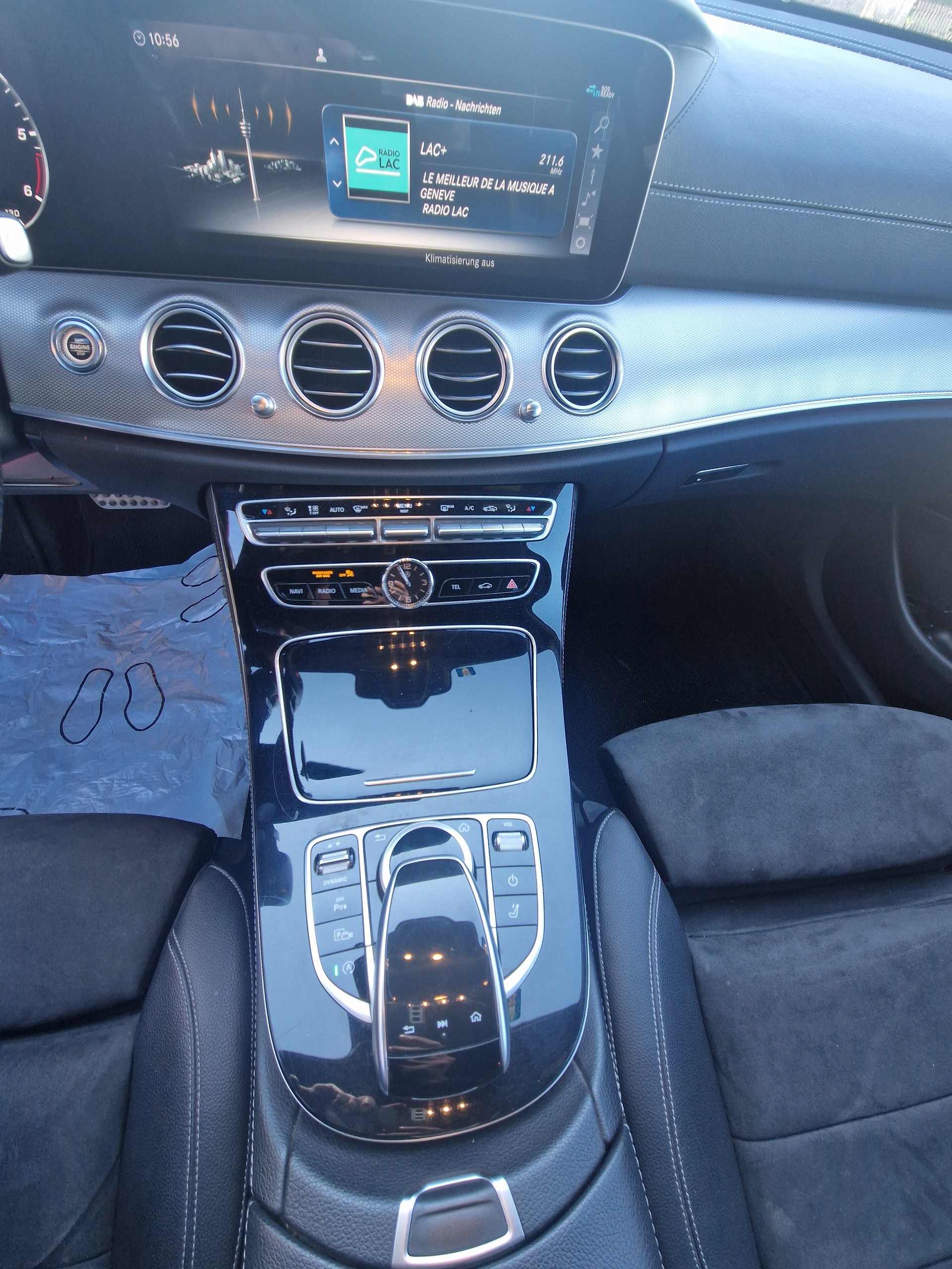 MERCEDES-BENZ E 220 d AMG Line 4Matic 9G-Tronic-image-14
