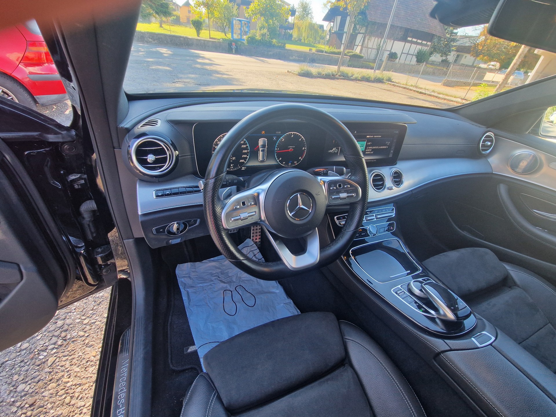 MERCEDES-BENZ E 220 d AMG Line 4Matic 9G-Tronic-image-11