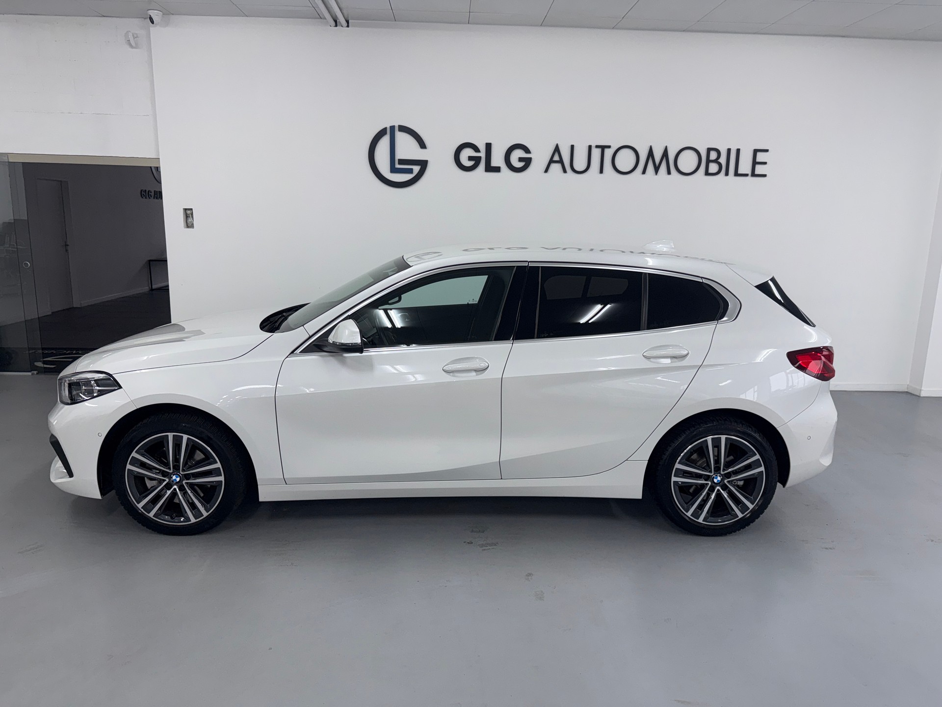 BMW 118i Luxury Line Steptronic-showroom-element-1