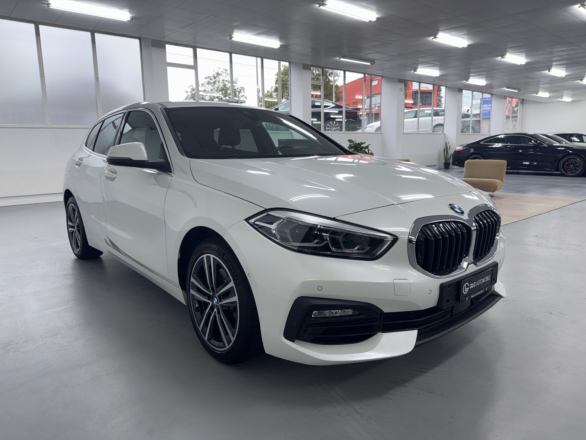 BMW 118i Luxury Line Steptronic-showroom-element-2