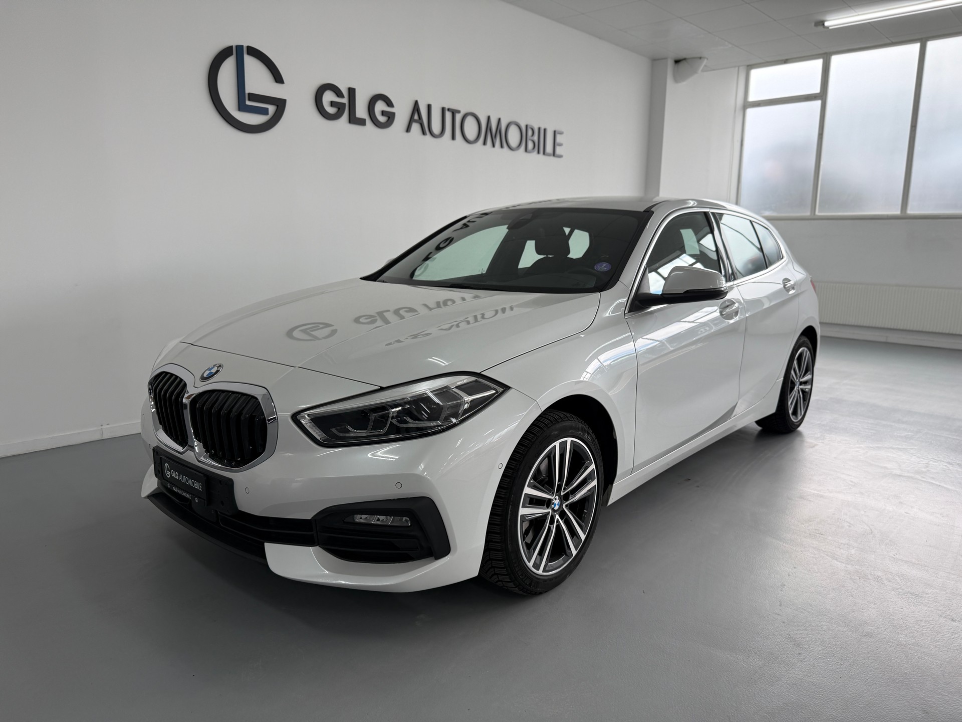 BMW 118i Luxury Line Steptronic-image-0