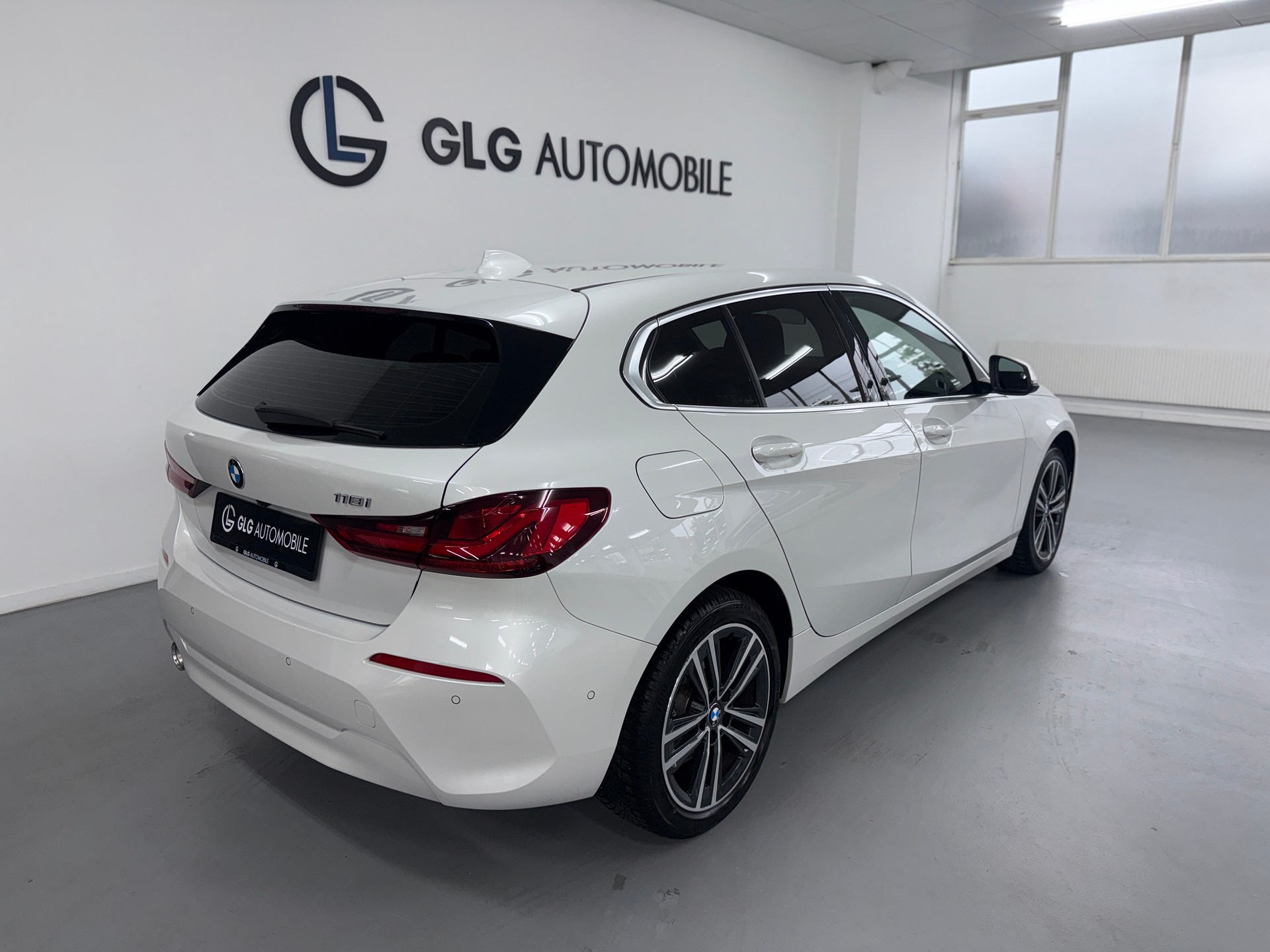 BMW 118i Luxury Line Steptronic-showroom-element-3