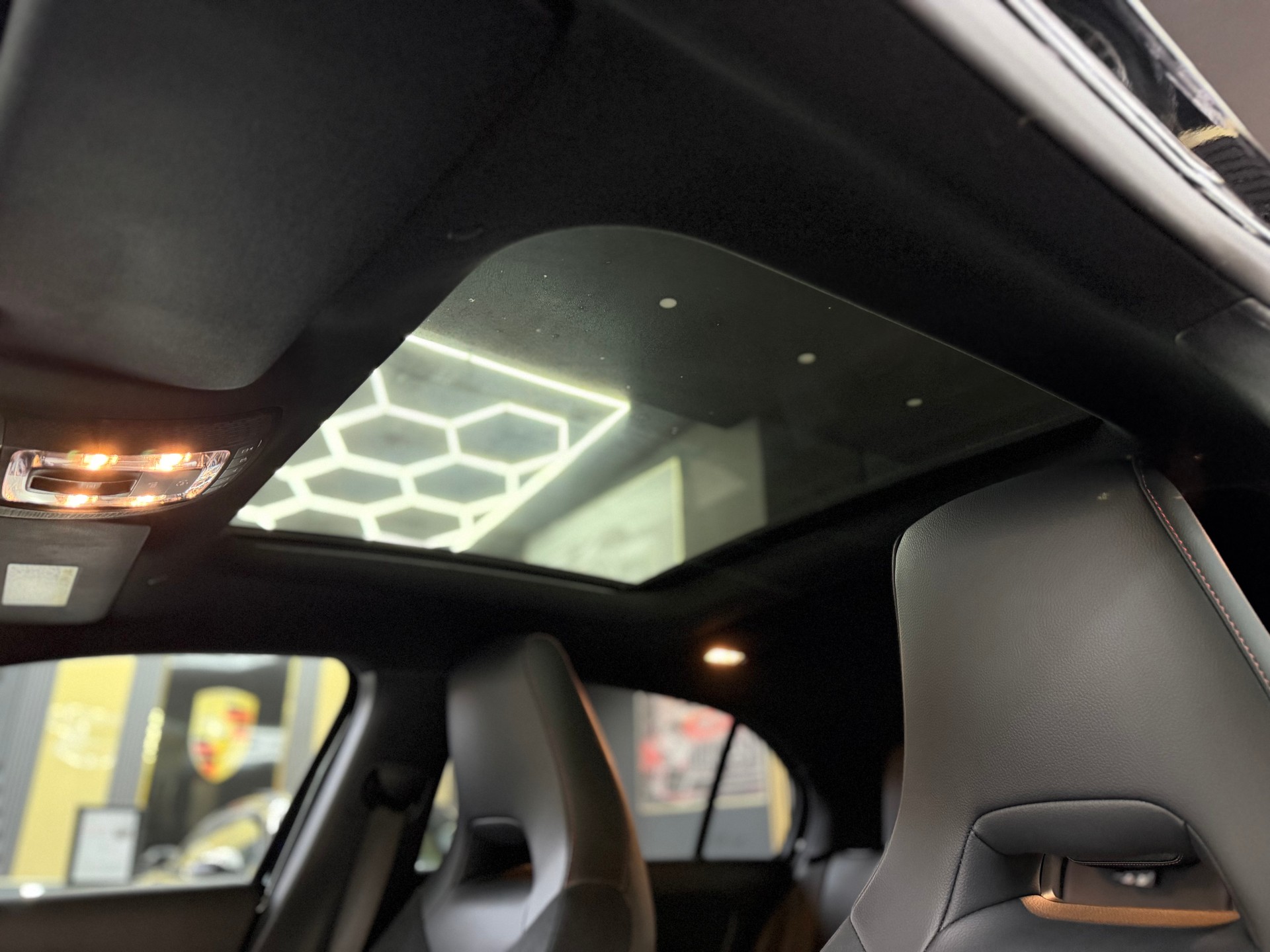 MERCEDES-BENZ A 200 AMG Line 7G-DCT-image-17