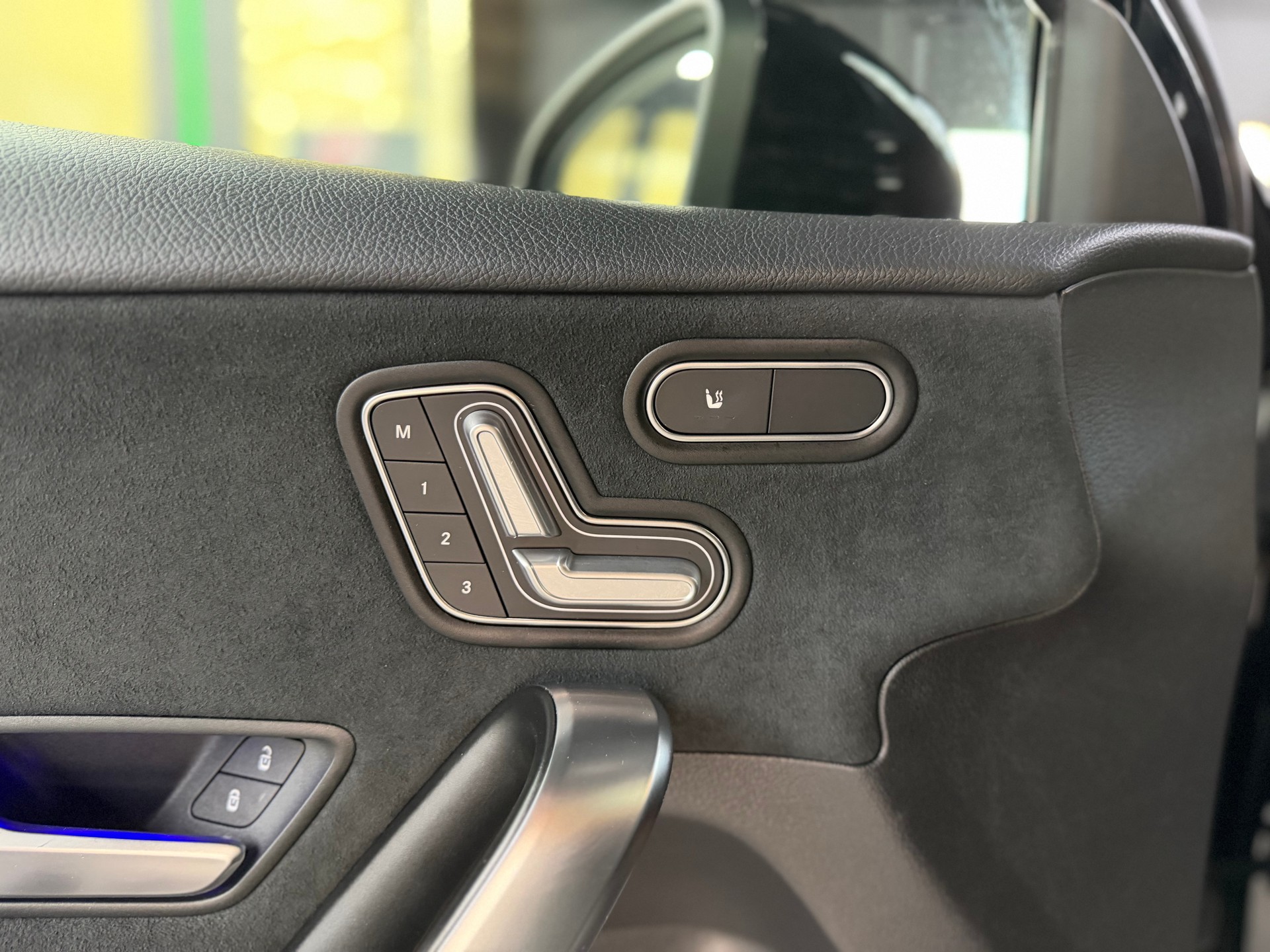 MERCEDES-BENZ A 200 AMG Line 7G-DCT-image-23