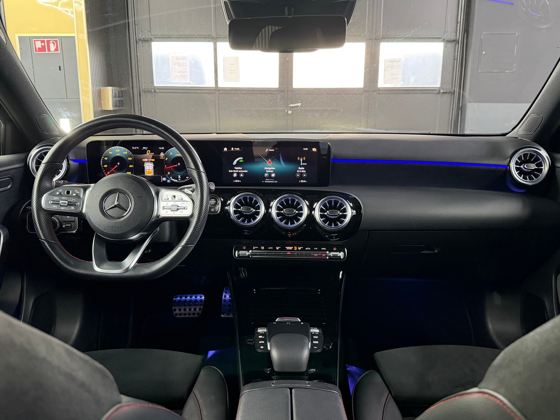 MERCEDES-BENZ A 200 AMG Line 7G-DCT-image-12