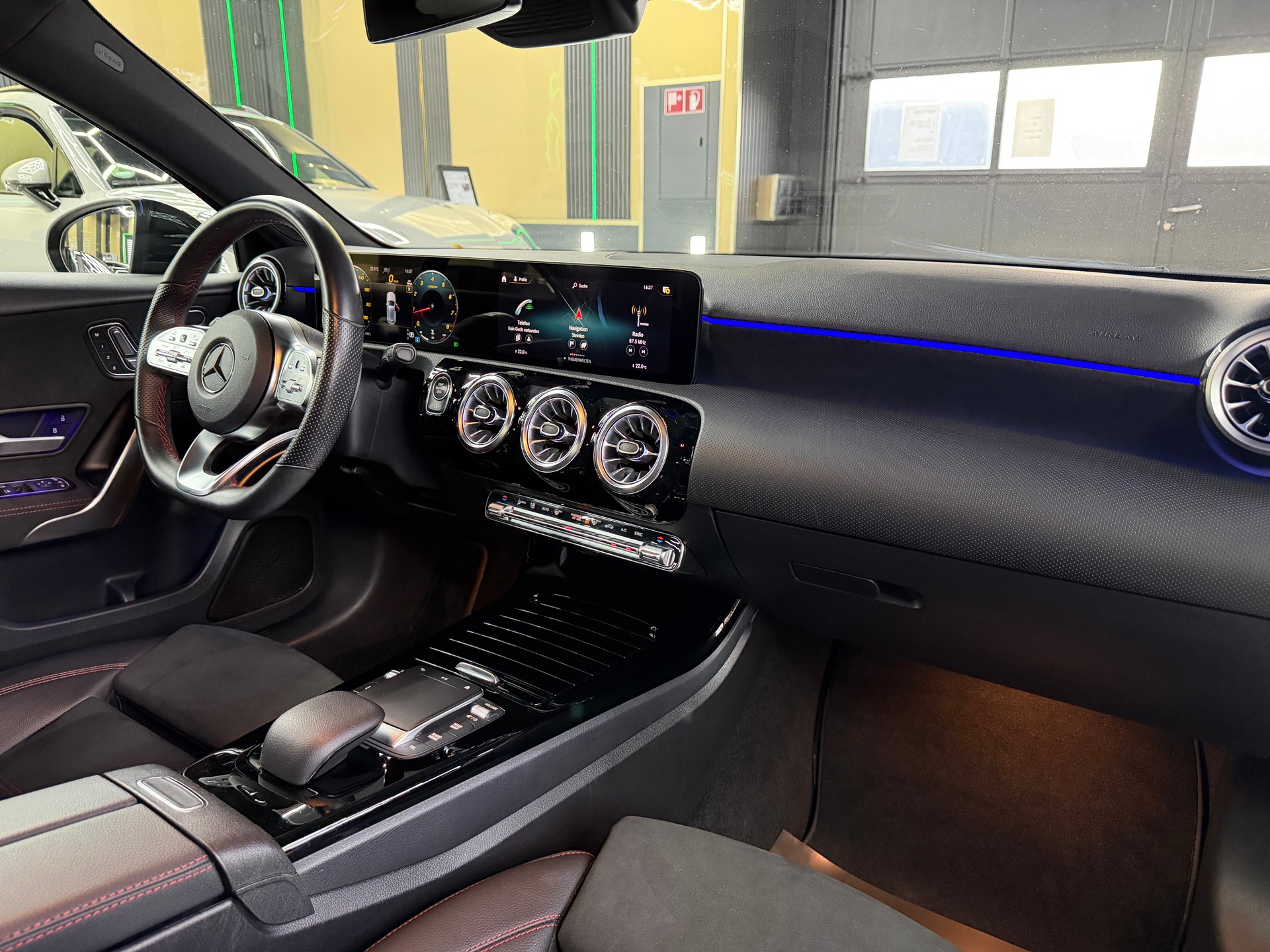 MERCEDES-BENZ A 200 AMG Line 7G-DCT-image-10